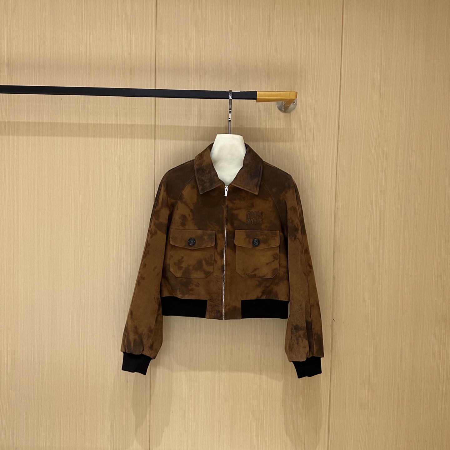 NO:900487,————MiuMiu—————— 2025 autumn and winter new leather small jacket!  The best outerwear item of the season!  Original custom-made, sweet and cool retro style, easy-to-match and fashionable version!  Simple and elegant!  - MATERIAL - Fabric imported custom lambskin sizeS-XL, Miumiu-clothing, miumiu, jackets & coats, sheepskin,19860909——————MiuMiu—————— 2025秋冬新品真皮小外套！本季度最佳外套单品！原版订制 甜酷风复古气质,版型不挑人百搭又时髦！简单简约又高级！ - MATERIAL 材质 - 面料进口定制小羊皮 sizeS-XL,缪缪-服装,miumiu,jackets & coats,sheepskin,,Women's clothing