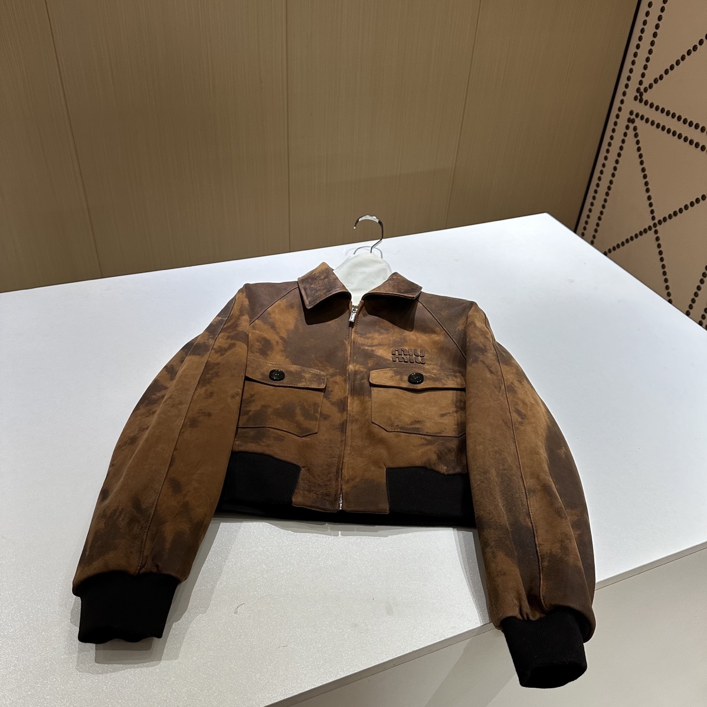 NO:677683,————MiuMiu—————— 2025 autumn and winter new leather small jacket!  The best outerwear item of the season!  Original custom-made, sweet and cool retro style, easy-to-match and fashionable version!  Simple and elegant!  - MATERIAL - Fabric imported custom lambskin sizeS-XL, Miumiu-clothing, miumiu, jackets & coats, sheepskin,19860909——————MiuMiu—————— 2025秋冬新品真皮小外套！本季度最佳外套单品！原版订制 甜酷风复古气质,版型不挑人百搭又时髦！简单简约又高级！ - MATERIAL 材质 - 面料进口定制小羊皮 sizeS-XL,缪缪-服装,miumiu,jackets & coats,sheepskin,,Women's clothing