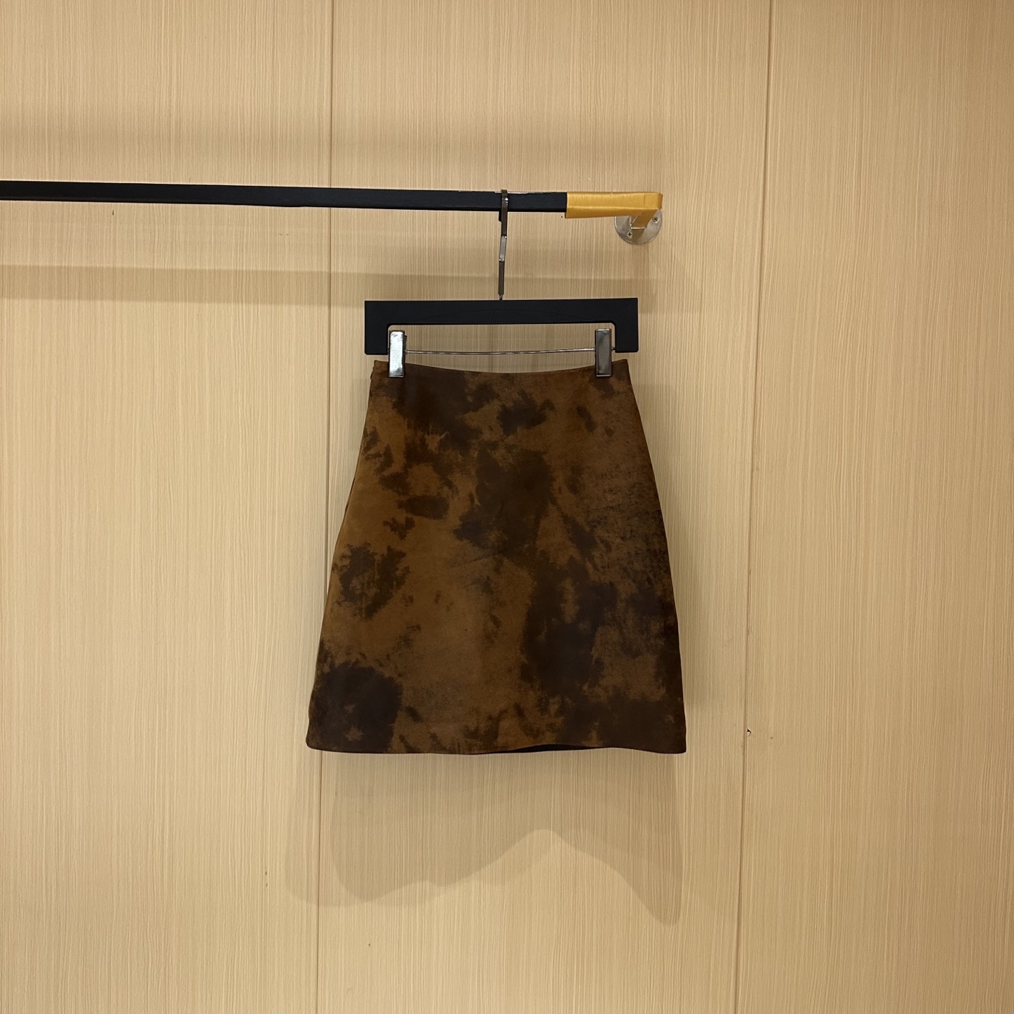 NO:868275,————MiuMiu—————— 2025 autumn and winter new leather mini skirt!  Best items of the season!  Original custom-made, sweet and cool retro style, easy-to-match and fashionable version!  Simple and elegant!  - MATERIAL - Fabric imported custom lambskin sizeS-XL, Miumiu-clothing, miumiu, skirts, sheepskin,19860909——————MiuMiu—————— 2025秋冬新品真皮小皮裙！本季度最佳单品！原版订制 甜酷风复古气质,版型不挑人百搭又时髦！简单简约又高级！ - MATERIAL 材质 - 面料进口定制小羊皮 sizeS-XL,缪缪-服装,miumiu,skirts,sheepskin,,Women's clothing