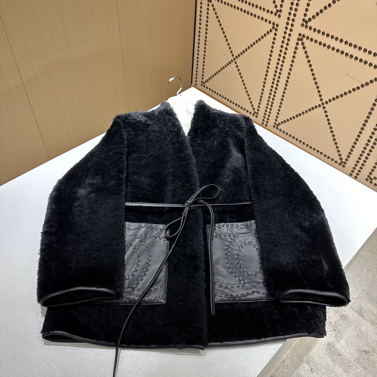 NO:677679,Introduction to ChanelChanel | 2025 Autumn and Winter New Products The best items of this season!  Classic Chanel design, easy-to-match style, versatile and fashionable!  While cutting neatly, fur is no longer monotonous. Pocket heavy industry custom mold opening!  Looks more old money!  - MATERIAL material - leather imported fur integrated size SM L, Chanel-clothing, chanel, chanel,19860909ChanelChanel简介｜2025秋冬新品 本季度最佳单品！经典香奈儿设计 版型不挑人百搭又时髦！利落裁剪的同时让皮草不再单调 口袋重工定制开模订制！更显老钱！ - MATERIAL 材质 - 皮面进口皮毛一体 size ＳM L,香奈儿-服装,chanel,chanel,,Women's clothing