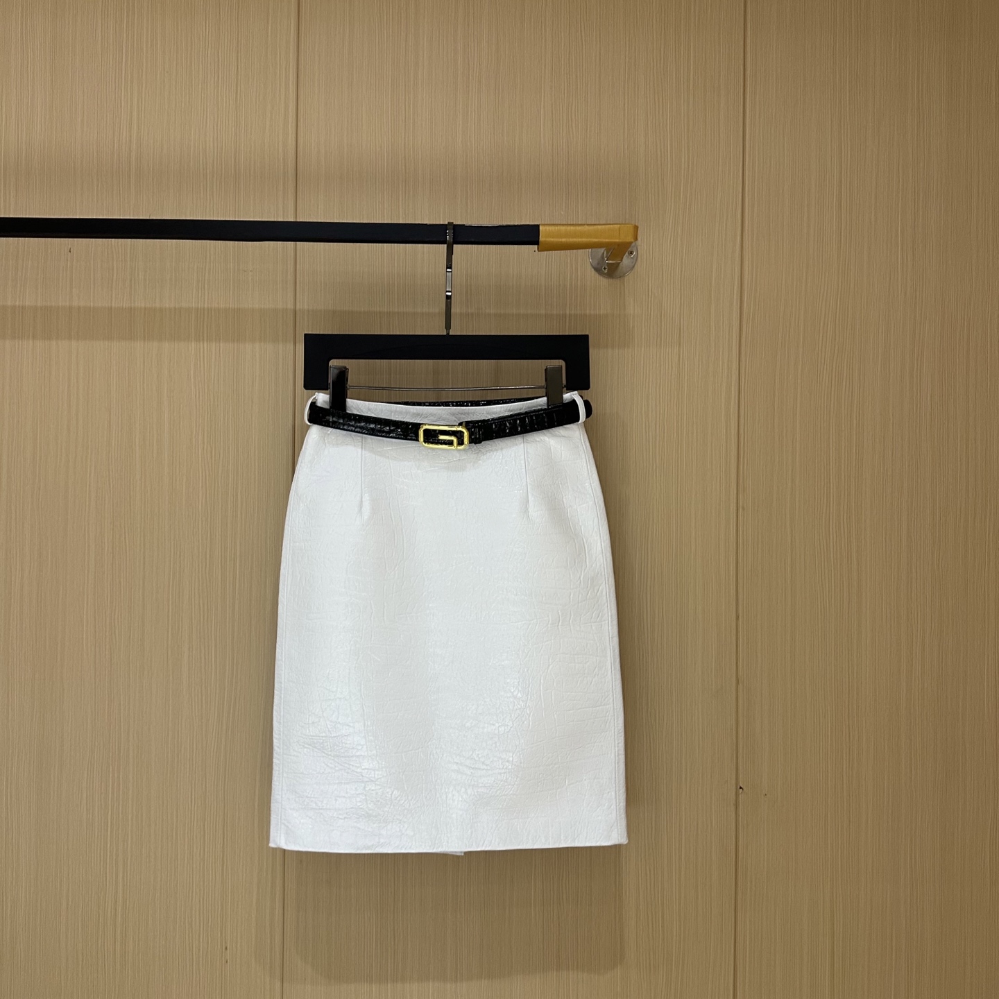 NO:689223,# Genuine leather skirt Original customized hardware accessories Made of customized leather imported from South Africa Sizes S, M, L, XL Brand Story Guccl  (Gucci) is a fashion luxury brand originating from Italy and one of the global luxury brands. It was founded by Guccio Gucci in Florence, Italy in 1919. Gucci's products include fashion, leather goods, leather shoes, watches, ties, silk scarves, perfumes, household products and pet products, etc. It is famous for its unique creativity and innovation, as well as exquisite Italian craftsmanship. CUcCI  Brand fashion has always been famous for its high-end, luxury and sexy, Gucci-clothing, gucci, gucci, skirts, ties,19860909# 真皮气质皮裙 原版定制五金辅料 采用南非进口定制皮料  尺码S,M,L,XL 品牌故事 Guccl (古驰)是源于意大利的时装奢饰品牌,是全球奢侈品品牌之一.由古驰奥-古驰在19于意大利佛罗伦萨创办.古驰的产品包括时装、皮具、皮鞋、手表、领带、丝巾、香水、家居用品及宠物用品等,借由其独特的创意和革新,以及精湛的意大利工艺闻名于世. CUcCI 品牌时装一向以高档、豪华、性感而闻名于世,古驰-服装,gucci,gucci,skirts,ties,,Women's clothing