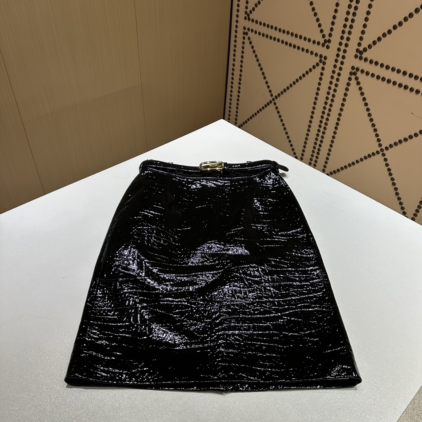 NO:689230,# Genuine leather skirt Original customized hardware accessories Made of customized leather imported from South Africa Sizes S, M, L, XL Brand Story Guccl  (Gucci) is a fashion luxury brand originating from Italy and one of the global luxury brands. It was founded by Guccio Gucci in Florence, Italy in 1919. Gucci's products include fashion, leather goods, leather shoes, watches, ties, silk scarves, perfumes, household products and pet products, etc. It is famous for its unique creativity and innovation, as well as exquisite Italian craftsmanship. CUcCI  Brand fashion has always been famous for its high-end, luxury and sexy, Gucci-clothing, gucci, gucci, skirts, ties,19860909# 真皮气质皮裙 原版定制五金辅料 采用南非进口定制皮料 尺码S,M,L,XL 品牌故事 Guccl (古驰)是源于意大利的时装奢饰品牌,是全球奢侈品品牌之一.由古驰奥-古驰在19于意大利佛罗伦萨创办.古驰的产品包括时装、皮具、皮鞋、手表、领带、丝巾、香水、家居用品及宠物用品等,借由其独特的创意和革新,以及精湛的意大利工艺闻名于世. CUcCI 品牌时装一向以高档、豪华、性感而闻名于世,古驰-服装,gucci,gucci,skirts,ties,,Women's clothing