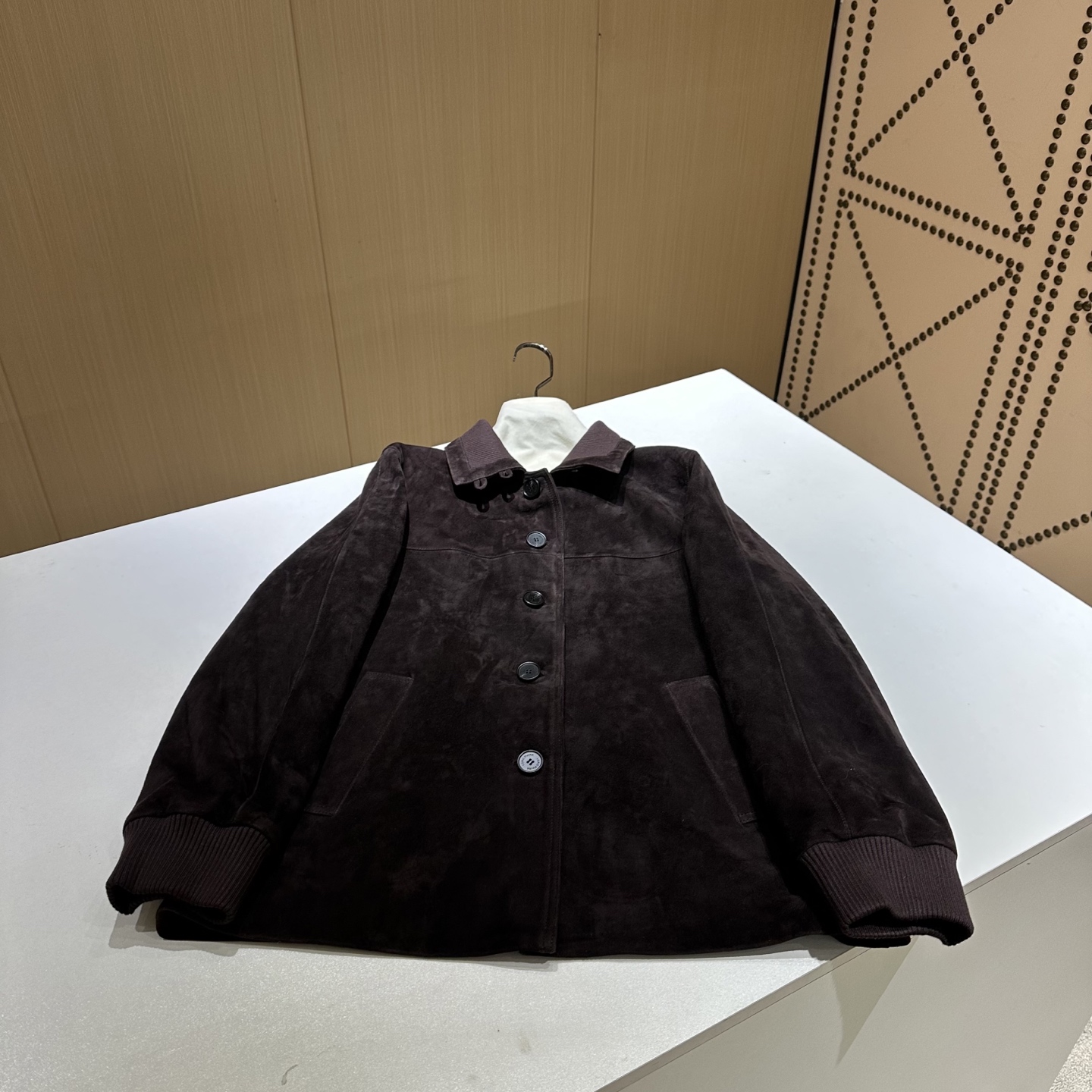 NO:873797,———————————— 2025 autumn and winter new leather jacket, the best outerwear item of this season!  Original custom-made, old-money retro style, easy-to-match styles, versatile and fashionable!  - MATERIAL Material - Fabric imported mixed breed sheep suede lambskin Lining polyester fiber sizeS-XL, women's clothing, jackets & coats, sheepskin,19860909—————— —————— 2025秋冬新品新款真皮外套 本季度最佳外套单品！原版订制 老钱复古气质,版型不挑人百搭又时髦！ - MATERIAL 材质 - 面料进口混种羊反绒小羊皮 里料聚酯纤维 sizeS-XL,女装,jackets & coats,sheepskin,,Women's clothing