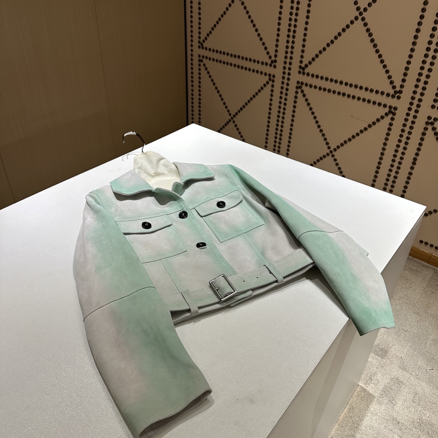 NO:777348,——————Loew*e—————— 2026 early spring new products are unparalleled in terms of style and details. It is the best fashionable single leather jacket this season!  It adopts a color-grabbing design, and the version is versatile and fashionable!  - MATERIAL - Leather imported mixed breed sheep suede lambskin size S- XL, Loewe-clothing, loewe, loewe, jackets & coats, sheepskin,19860909——————Loew*e—————— 2026早春新品 无论从版型还是细节都高级的没话说,是本季度最佳时尚单皮外套！采用擦色设计,版型不挑人百搭又时髦！ - MATERIAL 材质 - 皮面进口混种羊反绒小羊皮 size S- XL,罗意威-服装,loewe,loewe,jackets & coats,sheepskin,,Women's clothing