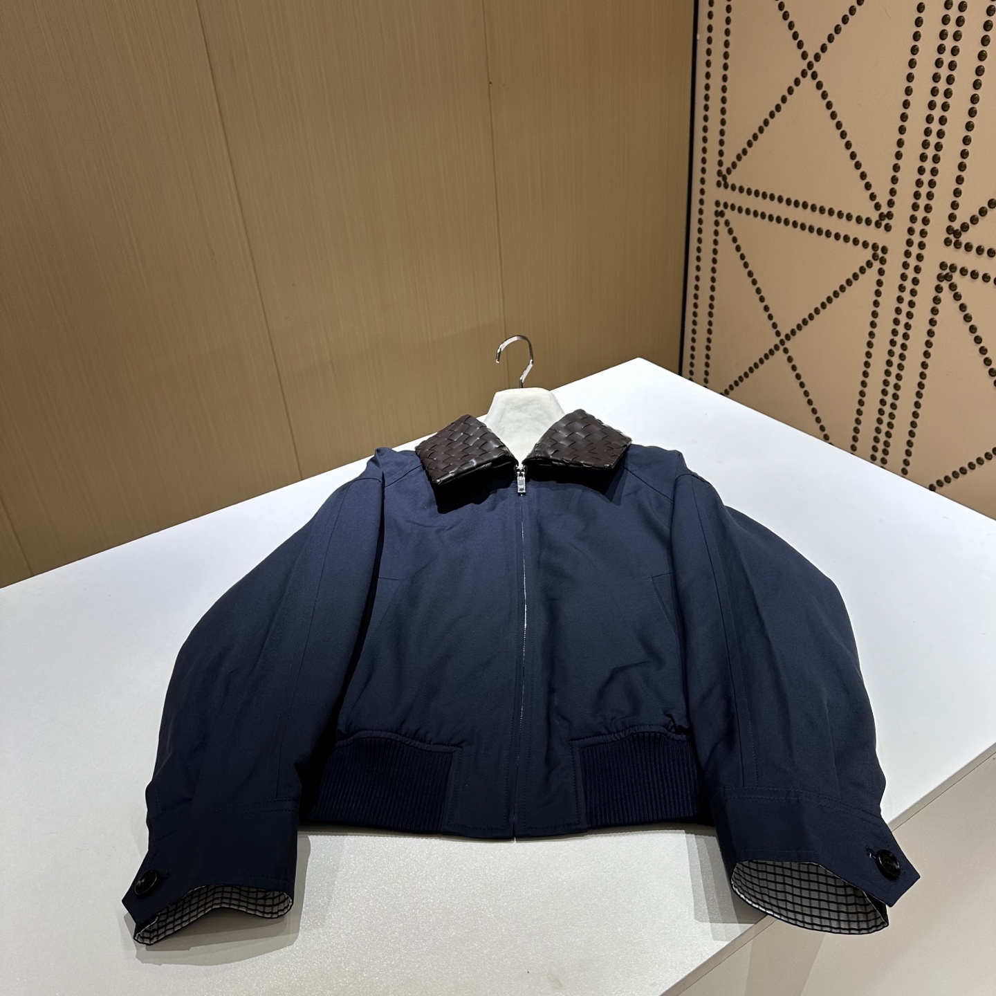 NO:889851,Introduction to BottegaVeneta BV | 2025 Autumn and Winter New Products The best items of this season!  Original custom-made, sweet and cool retro style, easy-to-match and fashionable version!  Very distinctive!  - MATERIAL - Leather fabric combined with leather!  sizeＳ- L,Bottega Veneta-clothing,bottega veneta,bottega veneta,bottega veneta,19860909BottegaVeneta BV简介｜2025秋冬新品 本季度最佳单品！原版订制 甜酷风复古气质,版型不挑人百搭又时髦！ 非常有特点！ - MATERIAL 材质 - 皮面面料拼皮！ sizeＳ- L,葆蝶家-服装,bottega veneta,bottega veneta,bottega veneta,,Women's clothing