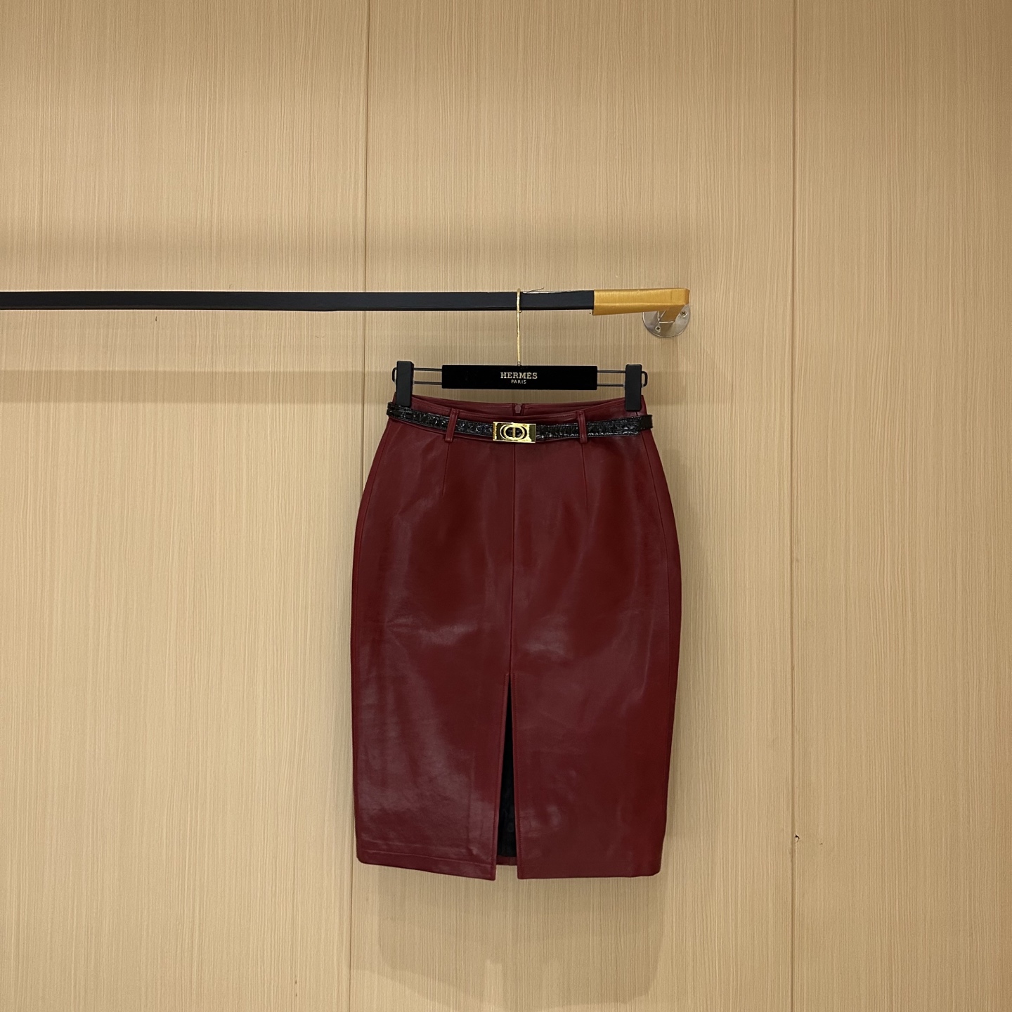 NO:868326,————Chirstian Dio*r———— 2026 early spring new product The best leather skirt item this season!  A logo-designed hardware belt is used on the waist. The shape is versatile and fashionable!  - MATERIAL material - leather imported oil wax lambskin size S-XL, Dior-clothing, dior, dior, skirts, sheepskin,19860909—————Chirstian Dio*r———— 2026早春新品 本季度最佳皮裙单品！腰间运用Logo设计五金腰带,版型不挑人百搭又时髦！ - MATERIAL 材质 - 皮面进口油蜡小羊皮 size Ｓ-XL,迪奥-服装,dior,dior,skirts,sheepskin,,Women's clothing