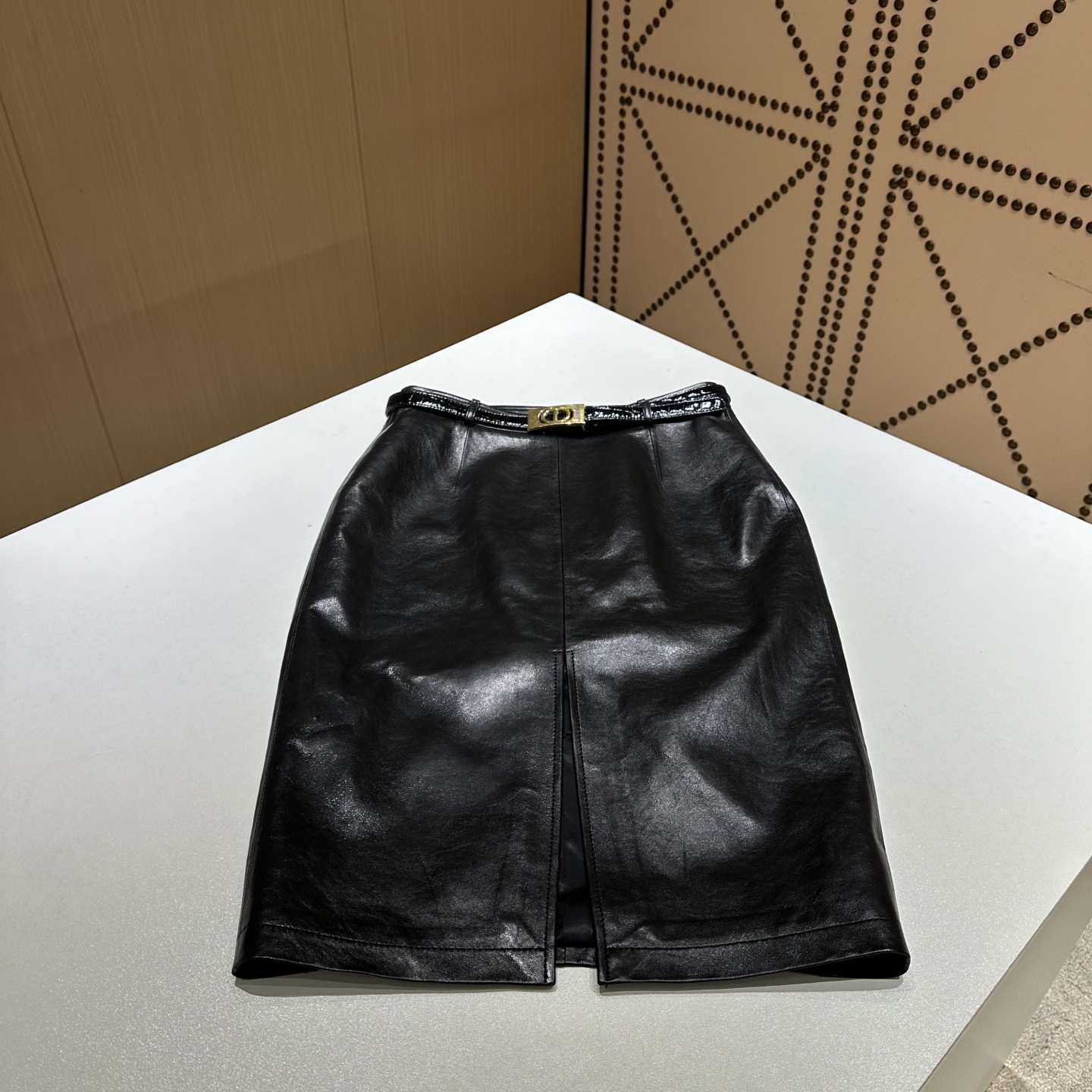 NO:784578,————Chirstian Dio*r———— 2026 early spring new product The best leather skirt item this season!  A logo-designed hardware belt is used on the waist. The shape is versatile and fashionable!  - MATERIAL material - leather imported oil wax lambskin size S-XL, Dior-clothing, dior, dior, skirts, sheepskin,19860909—————Chirstian Dio*r———— 2026早春新品 本季度最佳皮裙单品！腰间运用Logo设计五金腰带,版型不挑人百搭又时髦！ - MATERIAL 材质 - 皮面进口油蜡小羊皮 size Ｓ-XL,迪奥-服装,dior,dior,skirts,sheepskin,,Women's clothing