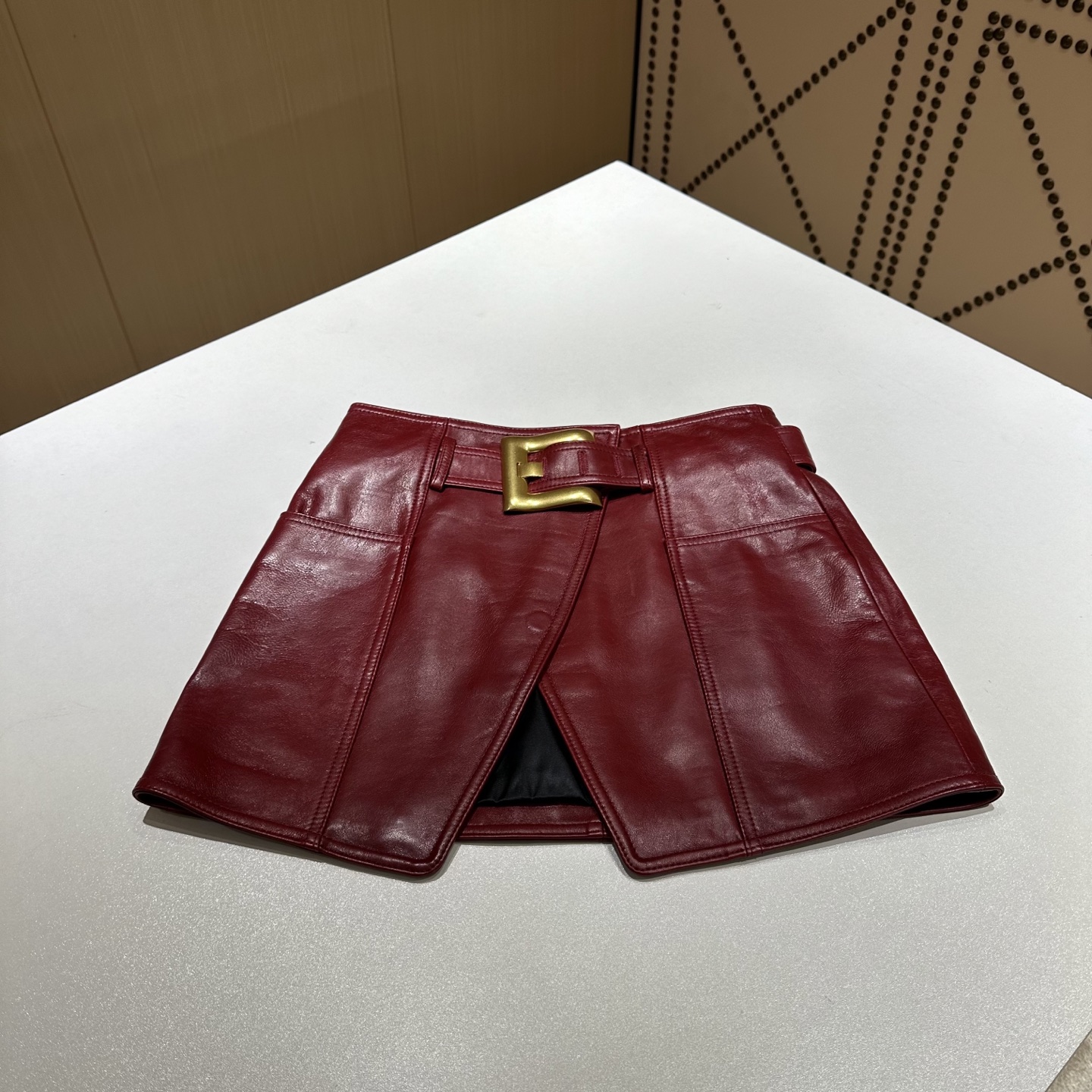 NO:892051,————BAL*MAIN Bal*MAIN ———— Top-quality imported lambskin leather skirt!  The original fashionable big gold buckle design is fashionable and advanced!  The version is super popular and I love the fashion style!  A domineering and elegant goddess!  The perfect fit and the upper body are hopelessly beautiful!  Handsome and capable!  The quality of workmanship depends on the details!  4 colors S-XL, Balmain-clothing, balmain, skirts, sheepskin,19860909—————BAL*MAIN巴尔*曼 ————— 顶级进口小羊皮真皮皮裙！原版时尚大金扣设计时髦又高级！版型超级大爱时装款！霸气十足的气质女神范！完美版型上身美到无可救药！帅气干练！做工品质看细节！ 4色S-XL,巴尔曼-服装,balmain,skirts,sheepskin,,Women's clothing