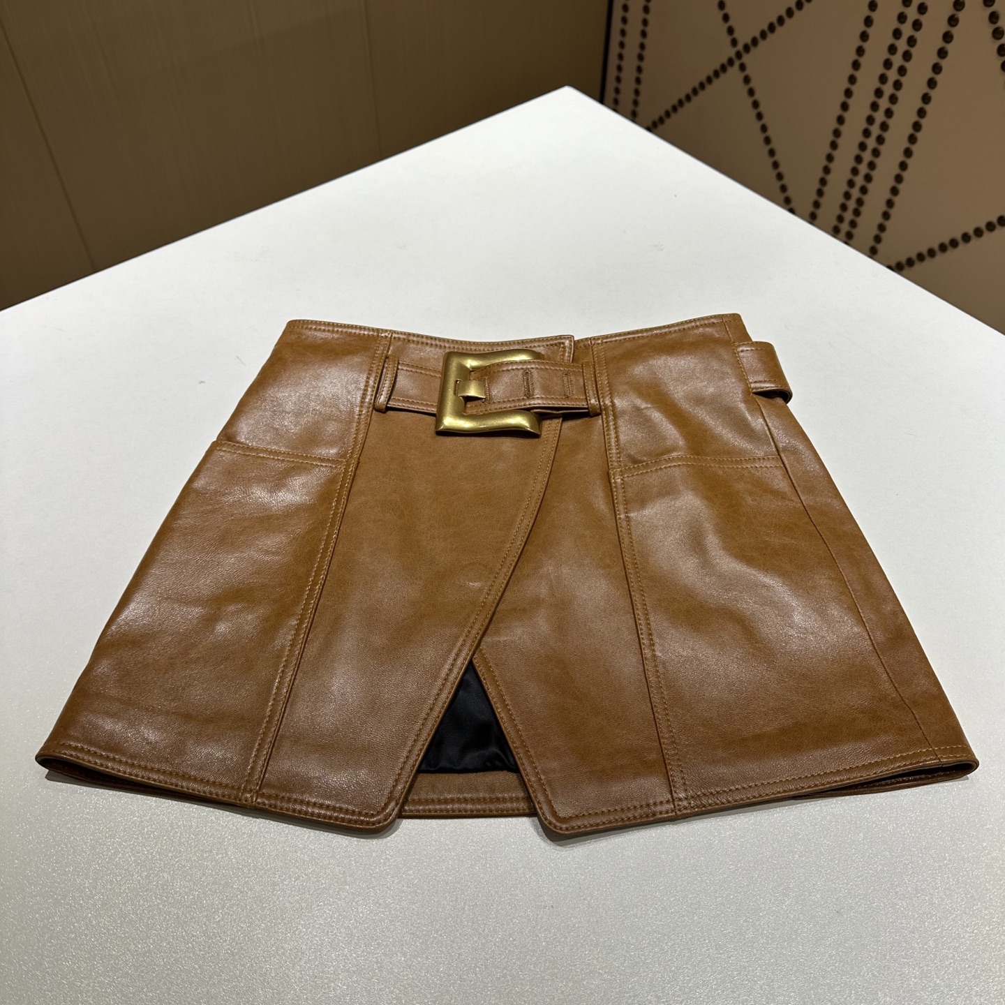NO:892053,————BAL*MAIN Bal*MAIN ———— Top-quality imported lambskin leather skirt!  The original fashionable big gold buckle design is fashionable and advanced!  The version is super popular and I love the fashion style!  A domineering and elegant goddess!  The perfect fit and the upper body are hopelessly beautiful!  Handsome and capable!  The quality of workmanship depends on the details!  4 colors S-XL, Balmain-clothing, balmain, skirts, sheepskin,19860909—————BAL*MAIN巴尔*曼 ————— 顶级进口小羊皮真皮皮裙！原版时尚大金扣设计时髦又高级！版型超级大爱时装款！霸气十足的气质女神范！完美版型上身美到无可救药！帅气干练！做工品质看细节！ 4色S-XL,巴尔曼-服装,balmain,skirts,sheepskin,,Women's clothing