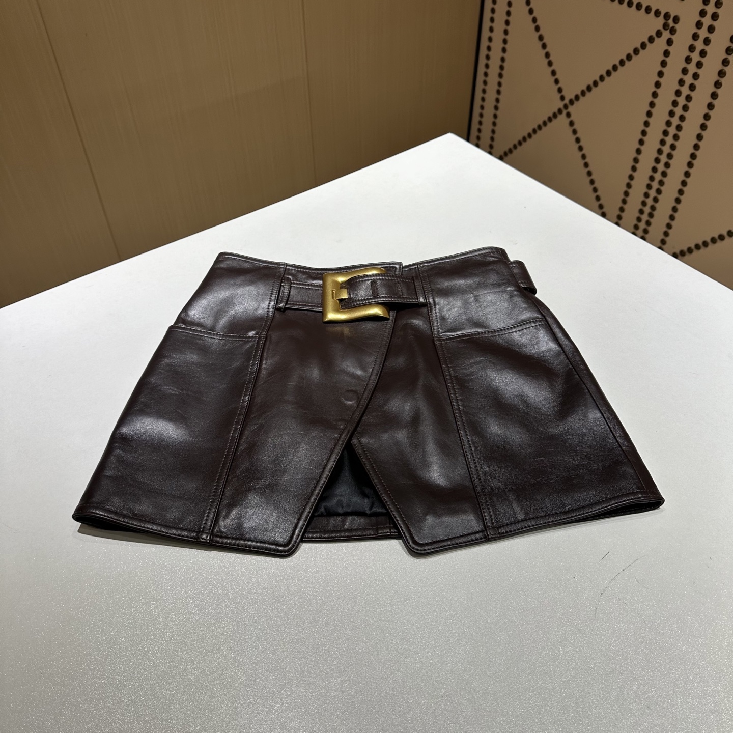NO:871178,————BAL*MAIN Bal*MAIN ———— Top-quality imported lambskin leather skirt!  The original fashionable big gold buckle design is fashionable and advanced!  The version is super popular and I love the fashion style!  A domineering and elegant goddess!  The perfect fit and the upper body are hopelessly beautiful!  Handsome and capable!  The quality of workmanship depends on the details!  4 colors S-XL, Balmain-clothing, balmain, skirts, sheepskin,19860909—————BAL*MAIN巴尔*曼 ————— 顶级进口小羊皮真皮皮裙！原版时尚大金扣设计时髦又高级！版型超级大爱时装款！霸气十足的气质女神范！完美版型上身美到无可救药！帅气干练！做工品质看细节！ 4色S-XL,巴尔曼-服装,balmain,skirts,sheepskin,,Women's clothing