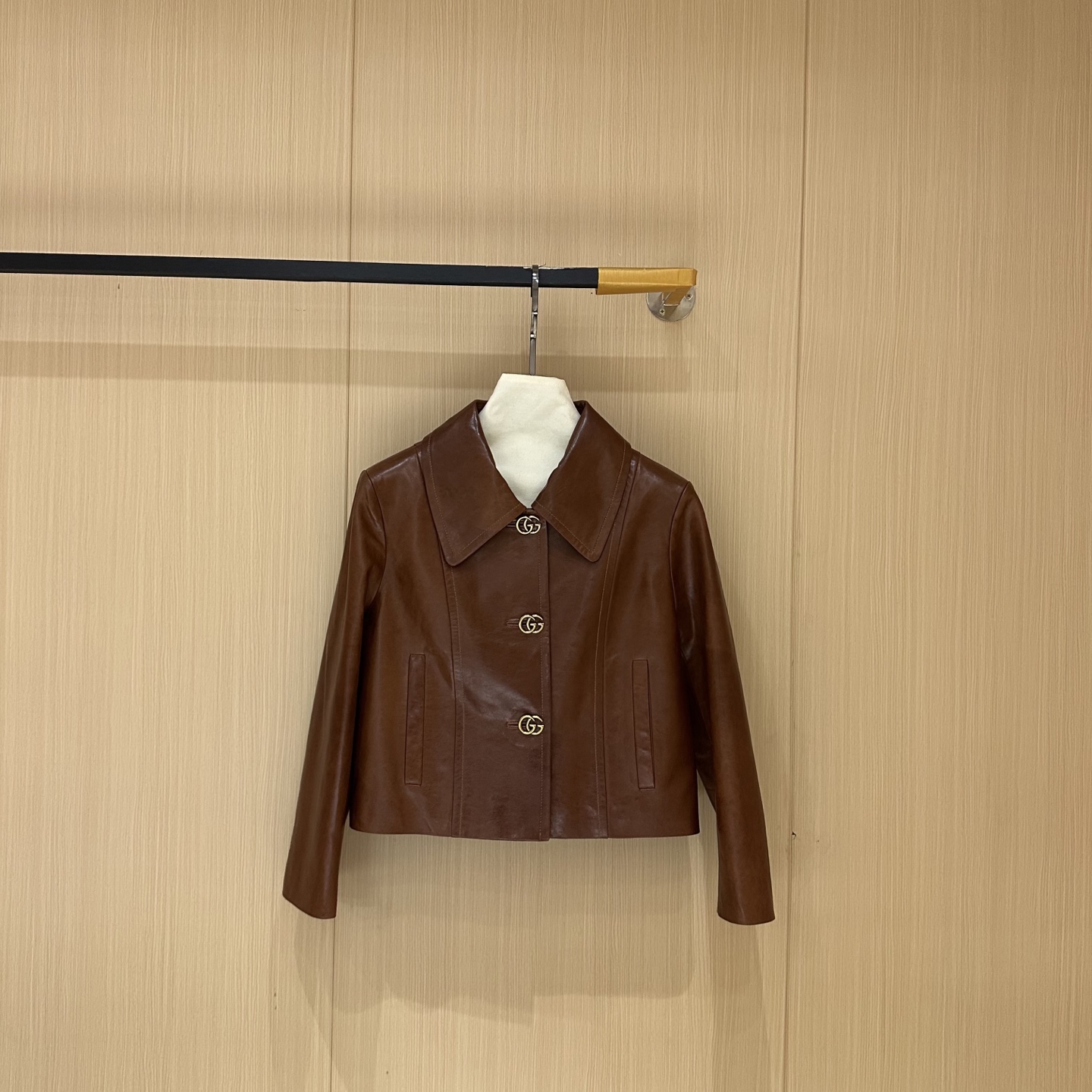 NO:868293,# Genuine leather suit Original customized hardware accessories Made of imported lambskin Sizes S, M, L, XL Brand story Guccl  (Gucci) is a fashion luxury brand originating from Italy and one of the global luxury brands. It was founded by Guccio Gucci in Florence, Italy in 1919. Gucci's products include fashion, leather goods, leather shoes, watches, ties, silk scarves, perfumes, household products and pet products, etc. It is famous for its unique creativity and innovation, as well as exquisite Italian craftsmanship. CUcCI  Brand fashion has always been famous for its high-end, luxury and sexy, Gucci-clothing, gucci, gucci, sheepskin, ties,19860909# 真皮气质套装 原版定制五金辅料 采用进口小羊皮 尺码S,M,L,XL 品牌故事 Guccl (古驰)是源于意大利的时装奢饰品牌,是全球奢侈品品牌之一.由古驰奥-古驰在19于意大利佛罗伦萨创办.古驰的产品包括时装、皮具、皮鞋、手表、领带、丝巾、香水、家居用品及宠物用品等,借由其独特的创意和革新,以及精湛的意大利工艺闻名于世. CUcCI 品牌时装一向以高档、豪华、性感而闻名于世,古驰-服装,gucci,gucci,sheepskin,ties,,Women's clothing