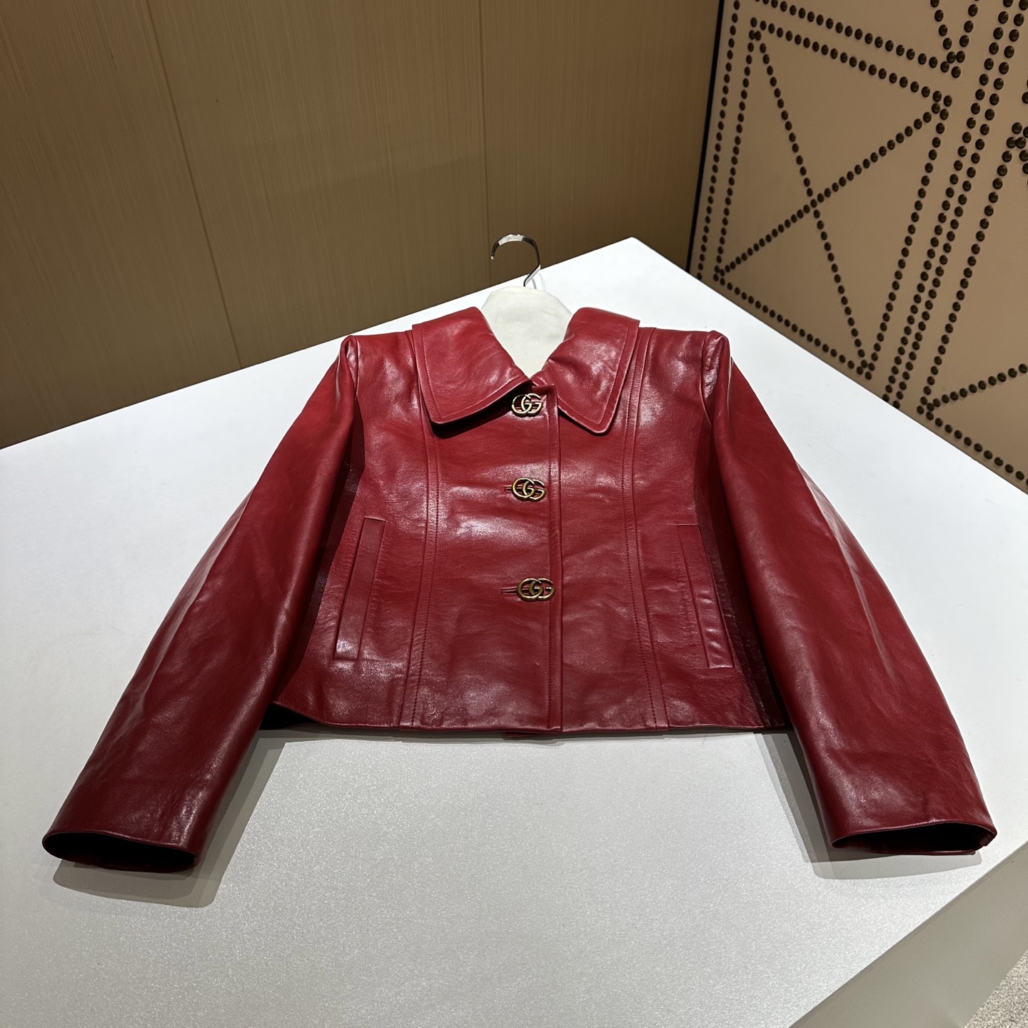 NO:776606,# Genuine leather suit Original customized hardware accessories Made of imported lambskin Sizes S, M, L, XL Brand story Guccl  (Gucci) is a fashion luxury brand originating from Italy and one of the global luxury brands. It was founded by Guccio Gucci in Florence, Italy in 1919. Gucci's products include fashion, leather goods, leather shoes, watches, ties, silk scarves, perfumes, household products and pet products, etc. It is famous for its unique creativity and innovation, as well as exquisite Italian craftsmanship. CUcCI  Brand fashion has always been famous for its high-end, luxury and sexy, Gucci-clothing, gucci, gucci, sheepskin, ties,19860909# 真皮气质套装 原版定制五金辅料 采用进口小羊皮 尺码S,M,L,XL 品牌故事 Guccl (古驰)是源于意大利的时装奢饰品牌,是全球奢侈品品牌之一.由古驰奥-古驰在19于意大利佛罗伦萨创办.古驰的产品包括时装、皮具、皮鞋、手表、领带、丝巾、香水、家居用品及宠物用品等,借由其独特的创意和革新,以及精湛的意大利工艺闻名于世. CUcCI 品牌时装一向以高档、豪华、性感而闻名于世,古驰-服装,gucci,gucci,sheepskin,ties,,Women's clothing