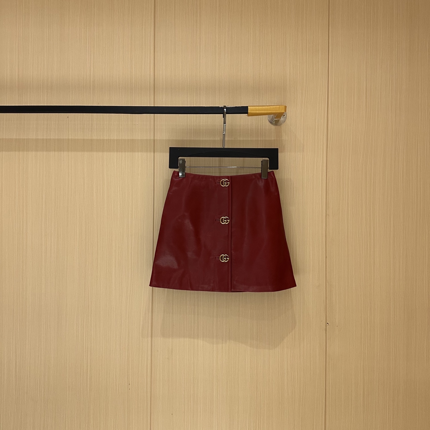 NO:777345,# Genuine leather suit Original customized hardware accessories Made of imported lambskin Sizes S, M, L, XL Brand story Guccl  (Gucci) is a fashion luxury brand originating from Italy and one of the global luxury brands. It was founded by Guccio Gucci in Florence, Italy in 1919. Gucci's products include fashion, leather goods, leather shoes, watches, ties, silk scarves, perfumes, household products and pet products, etc. It is famous for its unique creativity and innovation, as well as exquisite Italian craftsmanship. CUcCI  Brand fashion has always been famous for its high-end, luxury and sexy, Gucci-clothing, gucci, gucci, sheepskin, ties,19860909# 真皮气质套装 原版定制五金辅料 采用进口小羊皮 尺码S,M,L,XL 品牌故事 Guccl (古驰)是源于意大利的时装奢饰品牌,是全球奢侈品品牌之一.由古驰奥-古驰在19于意大利佛罗伦萨创办.古驰的产品包括时装、皮具、皮鞋、手表、领带、丝巾、香水、家居用品及宠物用品等,借由其独特的创意和革新,以及精湛的意大利工艺闻名于世. CUcCI 品牌时装一向以高档、豪华、性感而闻名于世,古驰-服装,gucci,gucci,sheepskin,ties,,Women's clothing