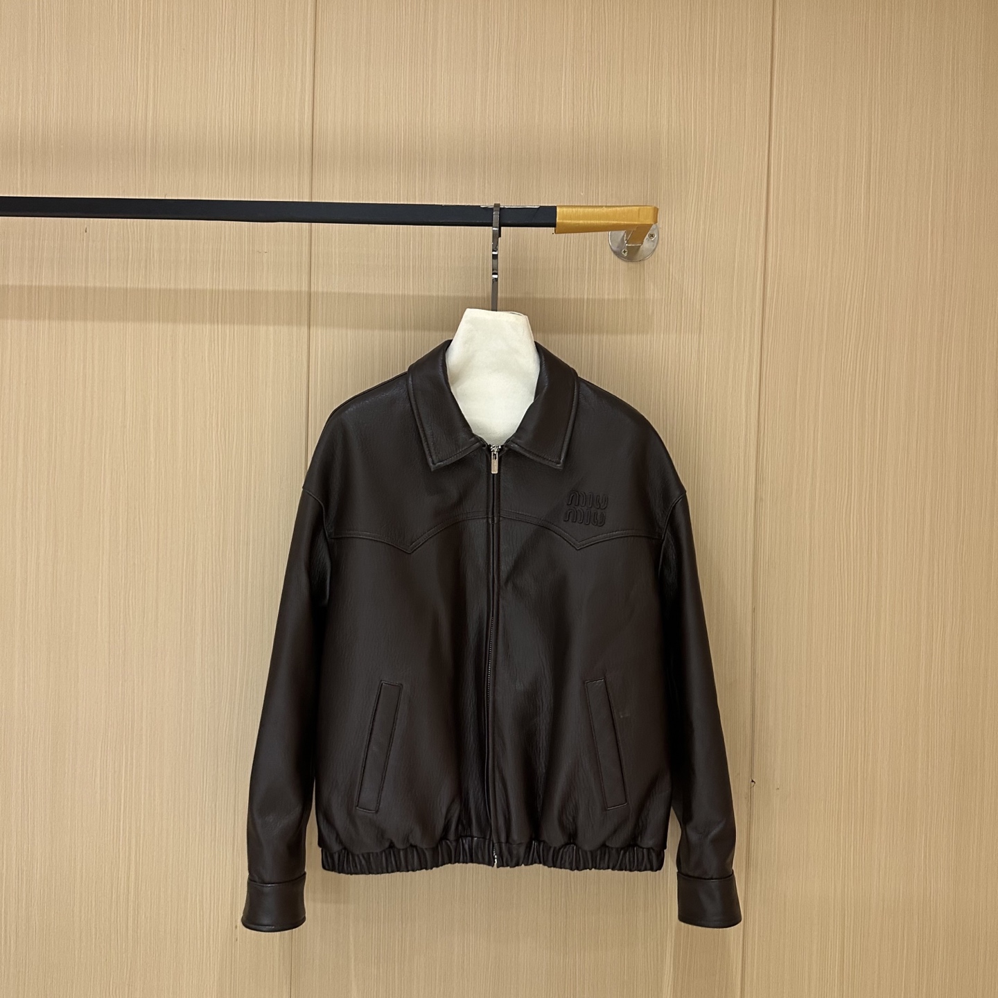 NO:868333,————MiuMiu—————— 2026 early spring new leather jacket, the best outerwear item of this season!  Original custom-made, sweet and cool retro style, easy-to-match and fashionable version!  - MATERIAL Material - Fabric imported lambskin sizeS-XL, Miumiu-clothing, miumiu, jackets & coats, leather jacket, sheepskin,19860909——————MiuMiu—————— 2026早春新品新款皮衣 本季度最佳外套单品！原版订制 甜酷风复古气质,版型不挑人百搭又时髦！ - MATERIAL 材质 - 面料进口小羊皮 sizeS-XL,缪缪-服装,miumiu,jackets & coats,leather jacket,sheepskin,,Women's clothing