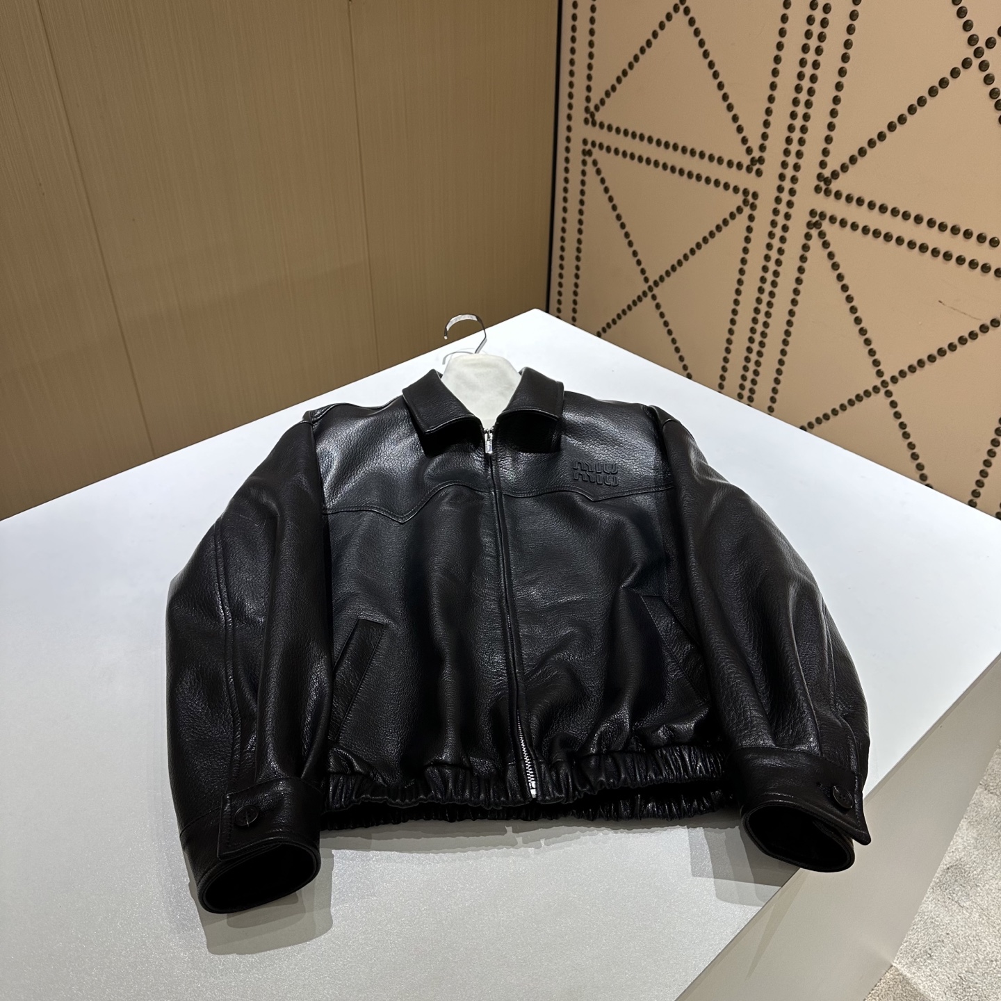 NO:780858,————MiuMiu—————— 2026 early spring new leather jacket, the best outerwear item of this season!  Original custom-made, sweet and cool retro style, easy-to-match and fashionable version!  - MATERIAL Material - Fabric imported lambskin sizeS-XL, Miumiu-clothing, miumiu, jackets & coats, leather jacket, sheepskin,19860909——————MiuMiu—————— 2026早春新品新款皮衣 本季度最佳外套单品！原版订制 甜酷风复古气质,版型不挑人百搭又时髦！ - MATERIAL 材质 - 面料进口小羊皮 sizeS-XL,缪缪-服装,miumiu,jackets & coats,leather jacket,sheepskin,,Women's clothing