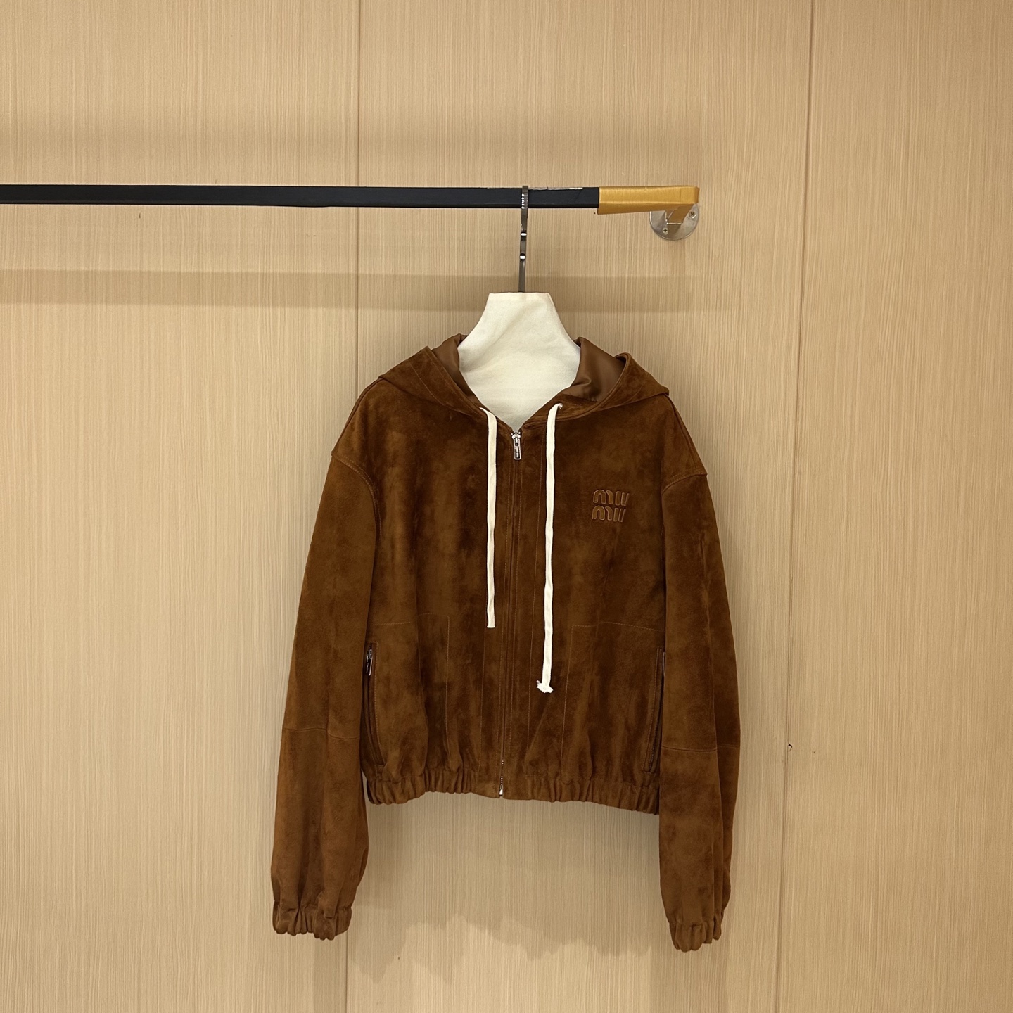 NO:890730,————MiuMiu—————— 2026 spring and summer new leather jackets, the best outerwear items of this season!  Original custom-made, sweet and cool retro style, easy-to-match and fashionable version!  - MATERIAL - Fabric imported from South Africa goat suede sheepskin sizeS-XL, Miumiu-clothing, miumiu, jackets & coats, leather jacket, sheepskin,19860909——————MiuMiu—————— 2026春夏新品新款皮衣 本季度最佳外套单品！原版订制 甜酷风复古气质,版型不挑人百搭又时髦！ - MATERIAL 材质 - 面料进口南非山羊反绒羊皮 sizeS-XL,缪缪-服装,miumiu,jackets & coats,leather jacket,sheepskin,,Women's clothing