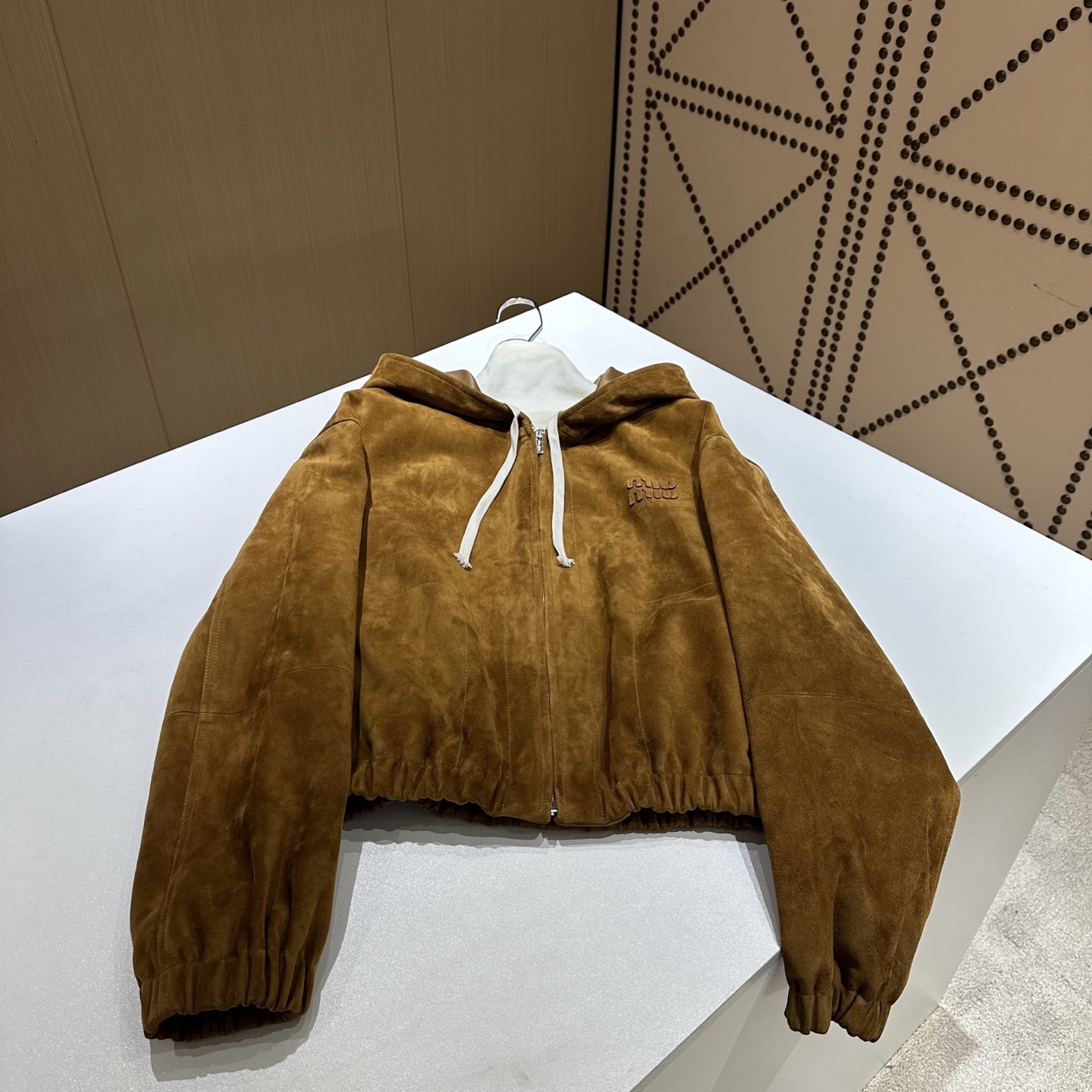 NO:873815,————MiuMiu—————— 2026 spring and summer new leather jackets, the best outerwear items of this season!  Original custom-made, sweet and cool retro style, easy-to-match and fashionable version!  - MATERIAL - Fabric imported from South Africa goat suede sheepskin sizeS-XL, Miumiu-clothing, miumiu, jackets & coats, leather jacket, sheepskin,19860909——————MiuMiu—————— 2026春夏新品新款皮衣 本季度最佳外套单品！原版订制 甜酷风复古气质,版型不挑人百搭又时髦！ - MATERIAL 材质 - 面料进口南非山羊反绒羊皮 sizeS-XL,缪缪-服装,miumiu,jackets & coats,leather jacket,sheepskin,,Women's clothing