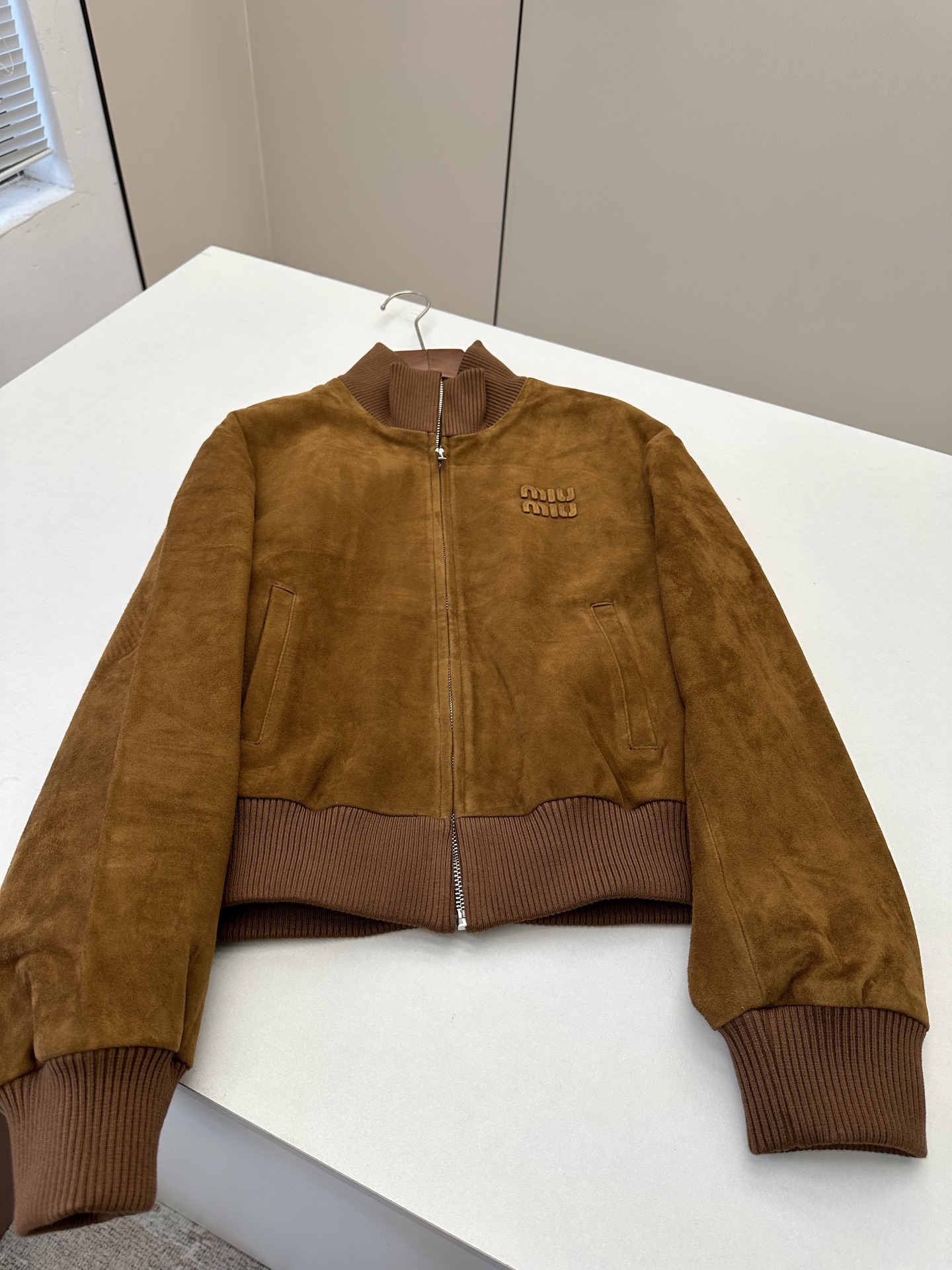 NO:892579,————MiuMiu—————— 2026 spring and summer new leather jackets, the best outerwear items of this season!  Original custom-made, sweet and cool retro style, easy-to-match and fashionable version!  - MATERIAL - Fabric imported from South Africa goat suede sheepskin sizeS-XL, Miumiu-clothing, miumiu, jackets & coats, leather jacket, sheepskin,19860909——————MiuMiu—————— 2026春夏新品新款皮衣 本季度最佳外套单品！原版订制 甜酷风复古气质,版型不挑人百搭又时髦！ - MATERIAL 材质 - 面料进口南非山羊反绒羊皮 sizeS-XL,缪缪-服装,miumiu,jackets & coats,leather jacket,sheepskin,,Women's clothing