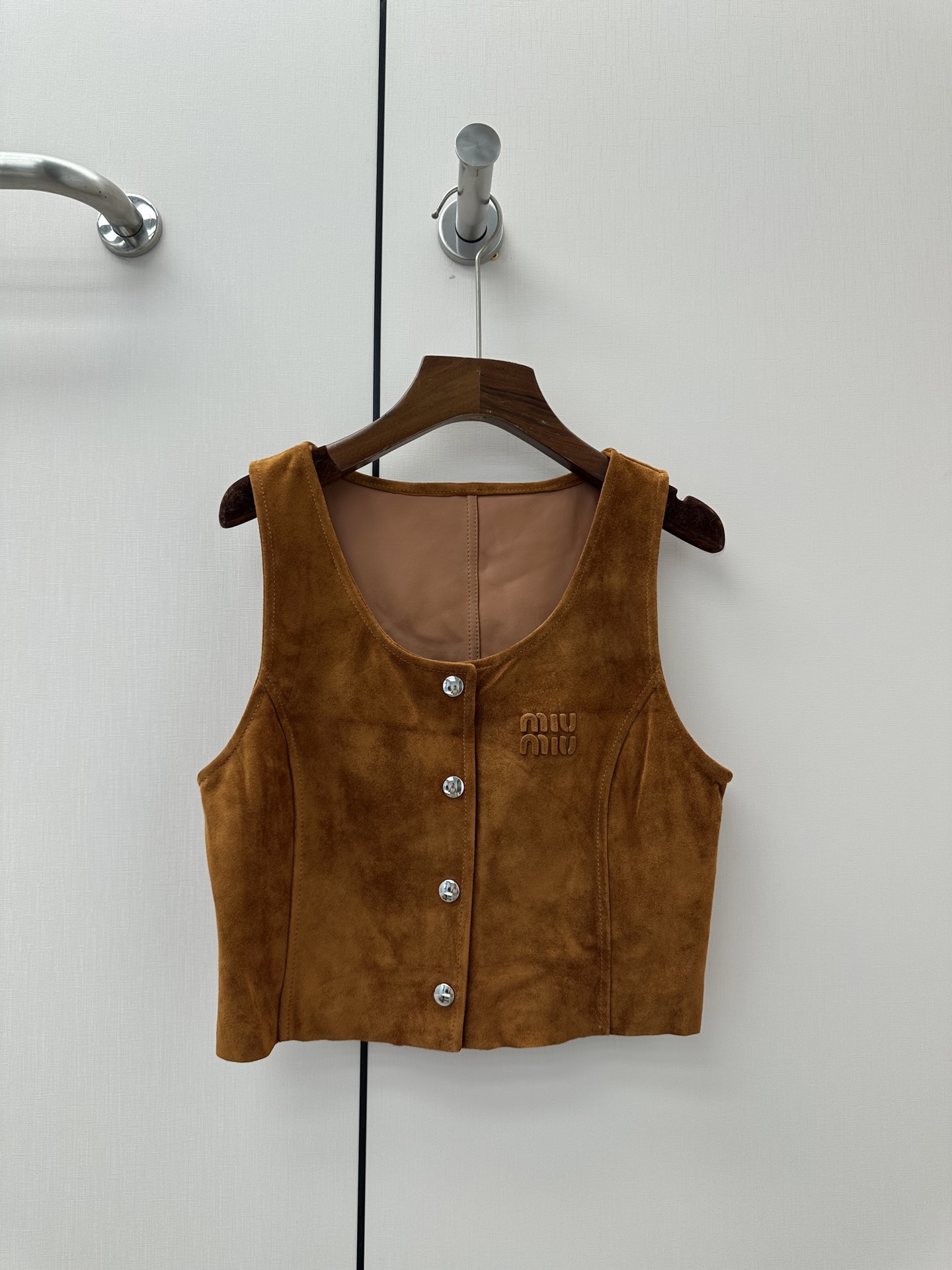 NO:927555,————MiuMiu—————— 2026 spring and summer new leather jacket suit, the best outerwear item of this season!  Original custom-made, sweet and cool retro style, easy-to-match and fashionable version!  - MATERIAL - Fabric imported from South Africa goat suede sheepskin sizeS-XL, Miumiu-clothing, miumiu, jackets & coats, leather jacket, sheepskin,19860909——————MiuMiu—————— 2026春夏新品新款皮衣套装 本季度最佳外套单品！原版订制 甜酷风复古气质,版型不挑人百搭又时髦！ - MATERIAL 材质 - 面料进口南非山羊反绒羊皮 sizeS-XL,缪缪-服装,miumiu,jackets & coats,leather jacket,sheepskin,,Women's clothing