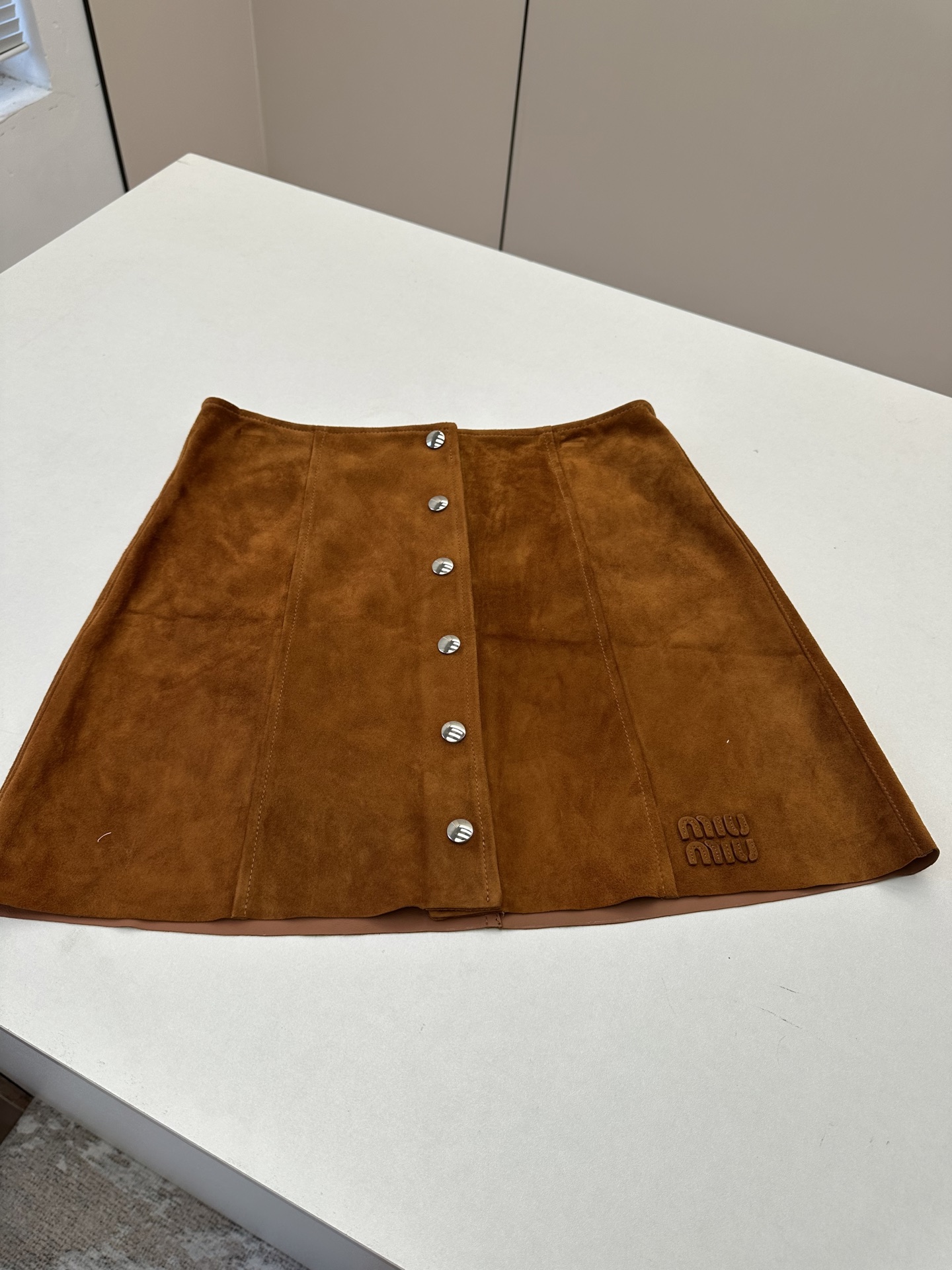NO:873619,————MiuMiu—————— 2026 spring and summer new leather jacket suit, the best outerwear item of this season!  Original custom-made, sweet and cool retro style, easy-to-match and fashionable version!  - MATERIAL - Fabric imported from South Africa goat suede sheepskin sizeS-XL, Miumiu-clothing, miumiu, jackets & coats, leather jacket, sheepskin,19860909——————MiuMiu—————— 2026春夏新品新款皮衣套装 本季度最佳外套单品！原版订制 甜酷风复古气质,版型不挑人百搭又时髦！ - MATERIAL 材质 - 面料进口南非山羊反绒羊皮 sizeS-XL,缪缪-服装,miumiu,jackets & coats,leather jacket,sheepskin,,Women's clothing