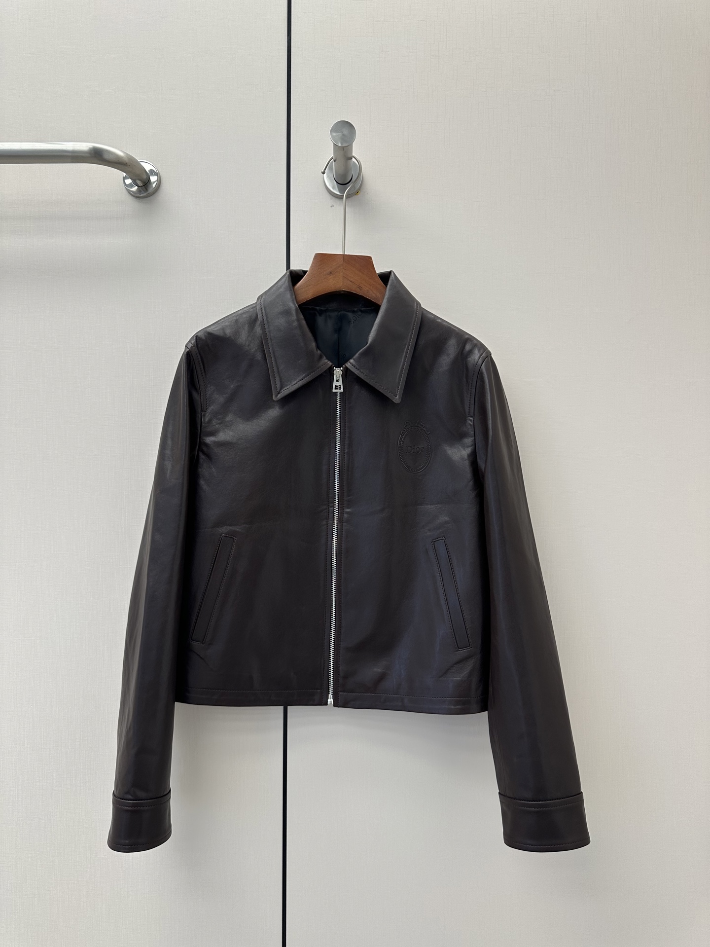 NO:928550,————Chirstian Dio*r———— 2026 autumn and winter new products The best leather clothing items this season!  The logo stamping process is used on the chest, and the shape is versatile and fashionable!  - MATERIAL Material - leather imported lambskin size S-XL, Dior-clothing, dior, dior, leather jacket, sheepskin,19860909—————Chirstian Dio*r———— 2026秋冬新品 本季度最佳皮衣单品！胸口运用logo钢印工艺,版型不挑人百搭又时髦！ - MATERIAL 材质 - 皮面进口小羊皮 size Ｓ-XL,迪奥-服装,dior,dior,leather jacket,sheepskin,,Women's clothing