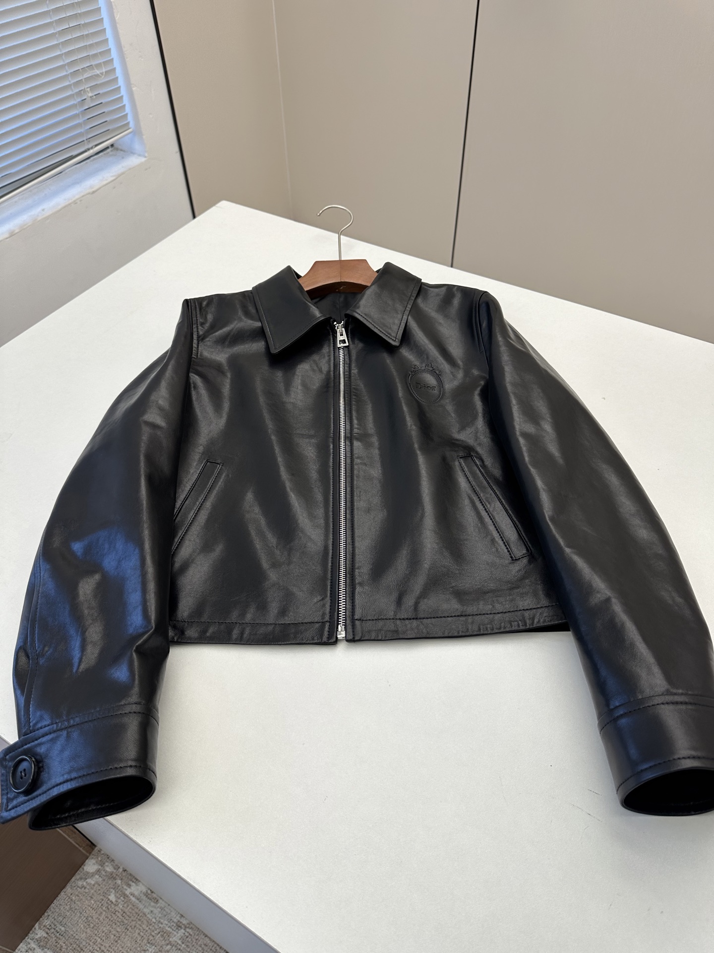 NO:890702,————Chirstian Dio*r———— 2026 autumn and winter new products The best leather clothing items this season!  The logo stamping process is used on the chest, and the shape is versatile and fashionable!  - MATERIAL Material - leather imported lambskin size S-XL, Dior-clothing, dior, dior, leather jacket, sheepskin,19860909—————Chirstian Dio*r———— 2026秋冬新品 本季度最佳皮衣单品！胸口运用logo钢印工艺,版型不挑人百搭又时髦！ - MATERIAL 材质 - 皮面进口小羊皮 size Ｓ-XL,迪奥-服装,dior,dior,leather jacket,sheepskin,,Women's clothing
