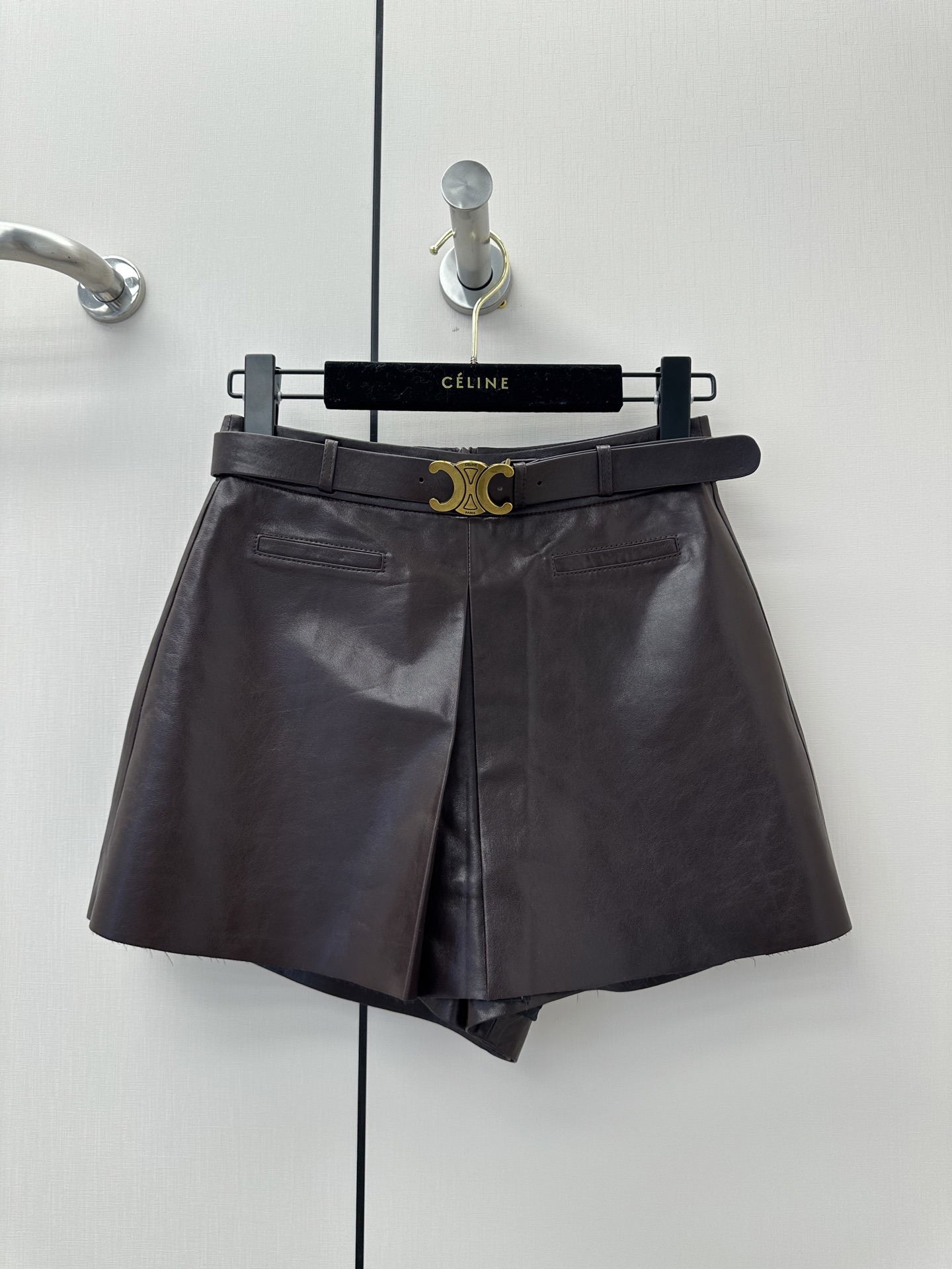 NO:928559,——————Celin*—————— New products for autumn and winter 2026. Made of imported reverse lambskin, the leather feels oily, soft and delicate!  High-end tune!  Retro American classic, super favorite!  It can be salty, sweet or salty!  Two colors available S- XL, Celine-clothing, celine, celine, sheepskin,19860909——————Celin*—————— 2026秋冬新品.采用进口反小羊皮,皮质肉感油润柔软又细腻！高级的调调！复古美式经典超级大爱！可盐可甜又可咸！两色可选 S- XL,赛琳-服装,celine,celine,sheepskin,,Women's clothing