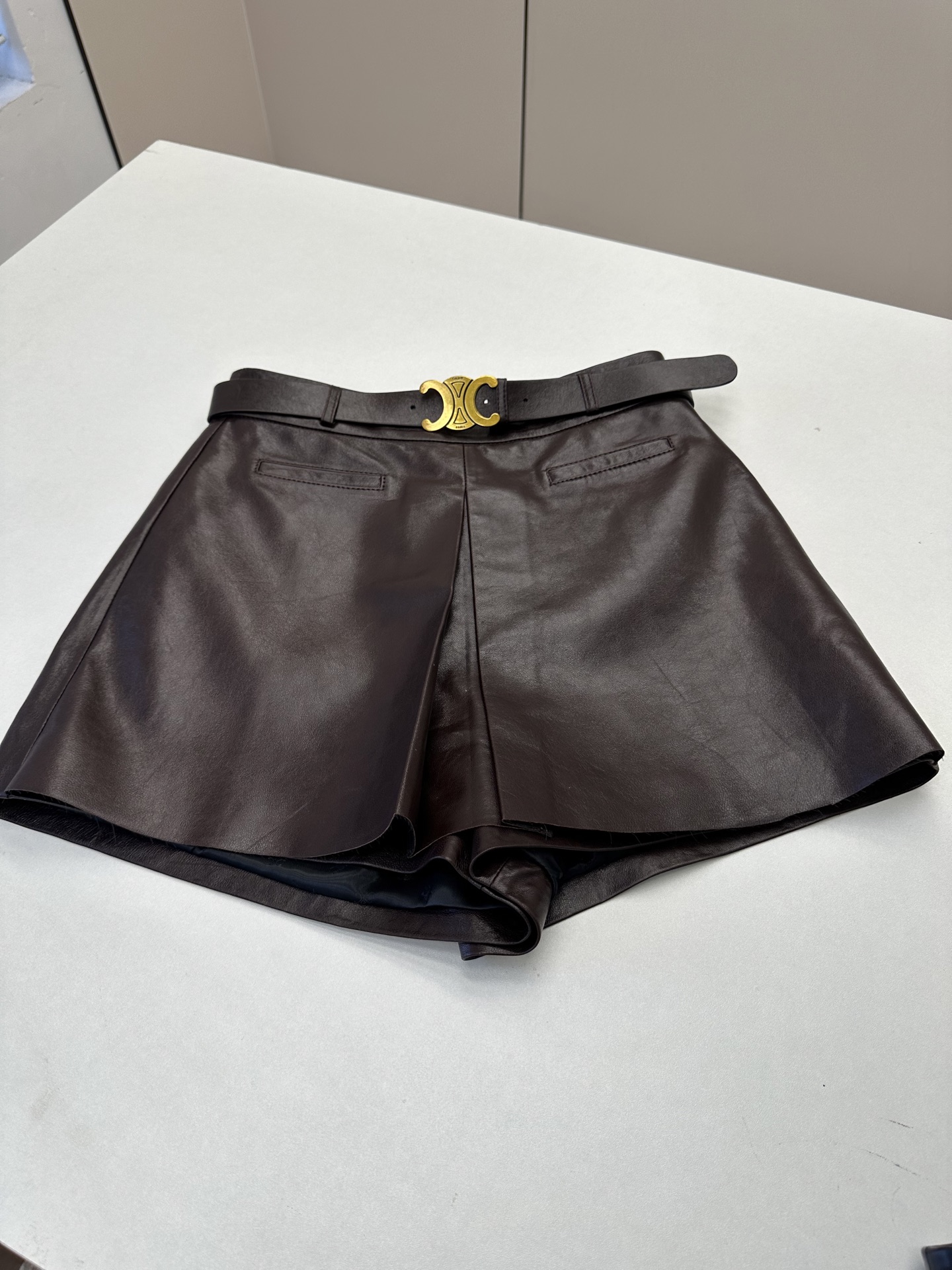NO:929313,——————Celin*—————— New products for autumn and winter 2026. Made of imported reverse lambskin, the leather feels oily, soft and delicate!  High-end tune!  Retro American classic, super favorite!  It can be salty, sweet or salty!  Two colors available S- XL, Celine-clothing, celine, celine, sheepskin,19860909——————Celin*—————— 2026秋冬新品.采用进口反小羊皮,皮质肉感油润柔软又细腻！高级的调调！复古美式经典超级大爱！可盐可甜又可咸！两色可选 S- XL,赛琳-服装,celine,celine,sheepskin,,Women's clothing