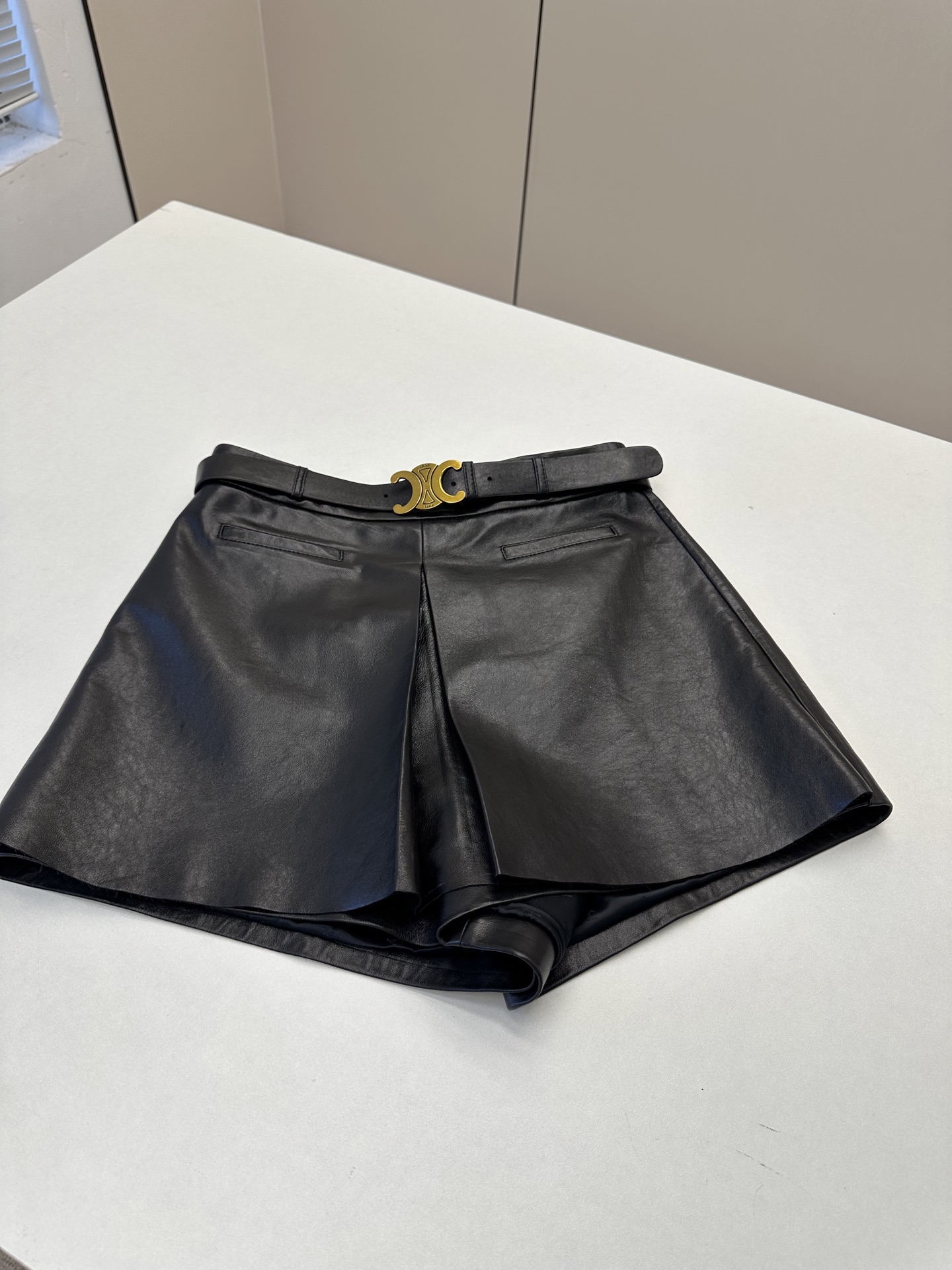 NO:890694,——————Celin*—————— New products for autumn and winter 2026. Made of imported reverse lambskin, the leather feels oily, soft and delicate!  High-end tune!  Retro American classic, super favorite!  It can be salty, sweet or salty!  Two colors available S- XL, Celine-clothing, celine, celine, sheepskin,19860909——————Celin*—————— 2026秋冬新品.采用进口反小羊皮,皮质肉感油润柔软又细腻！高级的调调！复古美式经典超级大爱！可盐可甜又可咸！两色可选 S- XL,赛琳-服装,celine,celine,sheepskin,,Women's clothing