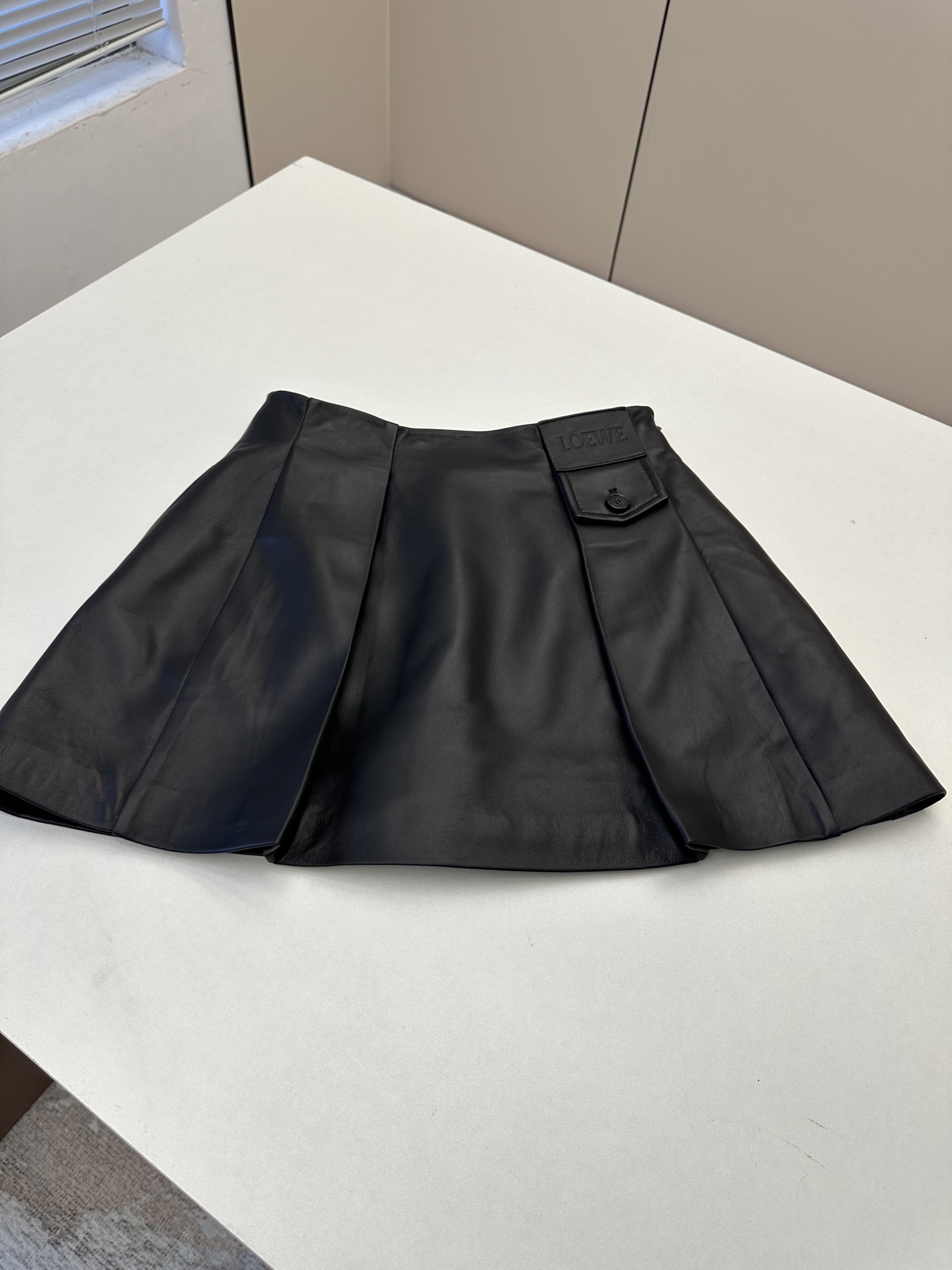 NO:890688,——————Loew*e—————— 2026 Autumn and Winter New Products Both in terms of style and details, it is undeniably high-end. It is the best fashionable leather skirt this season!  The draped version is versatile and fashionable!  - MATERIAL material - leather imported lambskin size S- XL, Loewe-clothing, loewe, loewe, skirts, sheepskin,19860909——————Loew*e—————— 2026秋冬新品 无论从版型还是细节都高级的没话说,是本季度最佳时尚皮裙！立裁版型不挑人百搭又时髦！ - MATERIAL 材质 - 皮面进口小羊皮 size S- XL,罗意威-服装,loewe,loewe,skirts,sheepskin,,Women's clothing