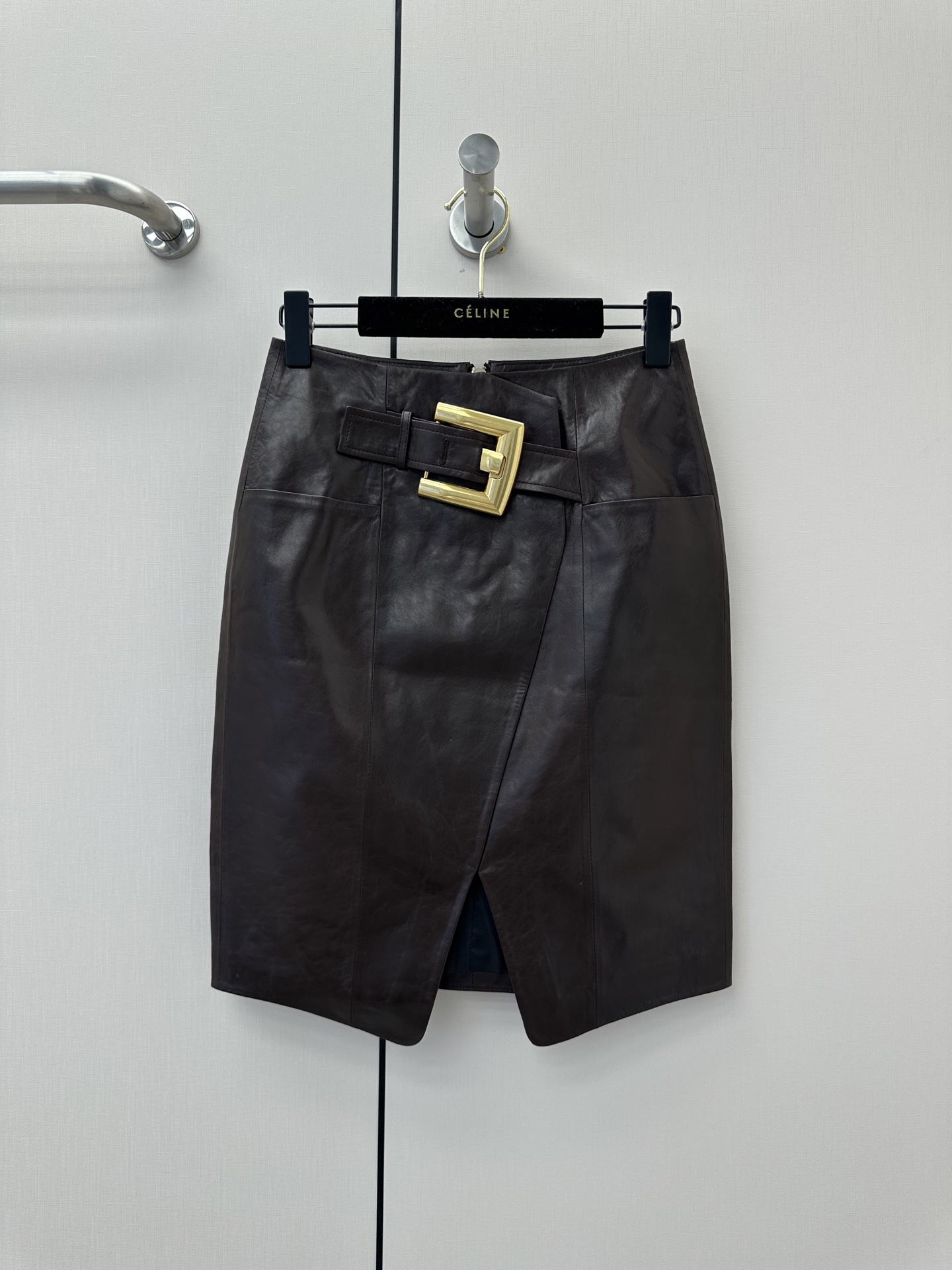 NO:902046,————BAL*MAIN Bal*MAIN ———— Top-quality imported lambskin leather skirt!  The original fashionable big gold buckle design is fashionable and advanced!  The version is super popular and I love the fashion style!  A domineering and elegant goddess!  The perfect fit and the upper body are hopelessly beautiful!  Handsome and capable!  The quality of workmanship depends on the details!  3 colors S-XL, Balmain-clothing, balmain, skirts, sheepskin,19860909—————BAL*MAIN巴尔*曼 ————— 顶级进口小羊皮真皮皮裙！原版时尚大金扣设计时髦又高级！版型超级大爱时装款！霸气十足的气质女神范！完美版型上身美到无可救药！帅气干练！做工品质看细节！ 3色S-XL,巴尔曼-服装,balmain,skirts,sheepskin,,Women's clothing