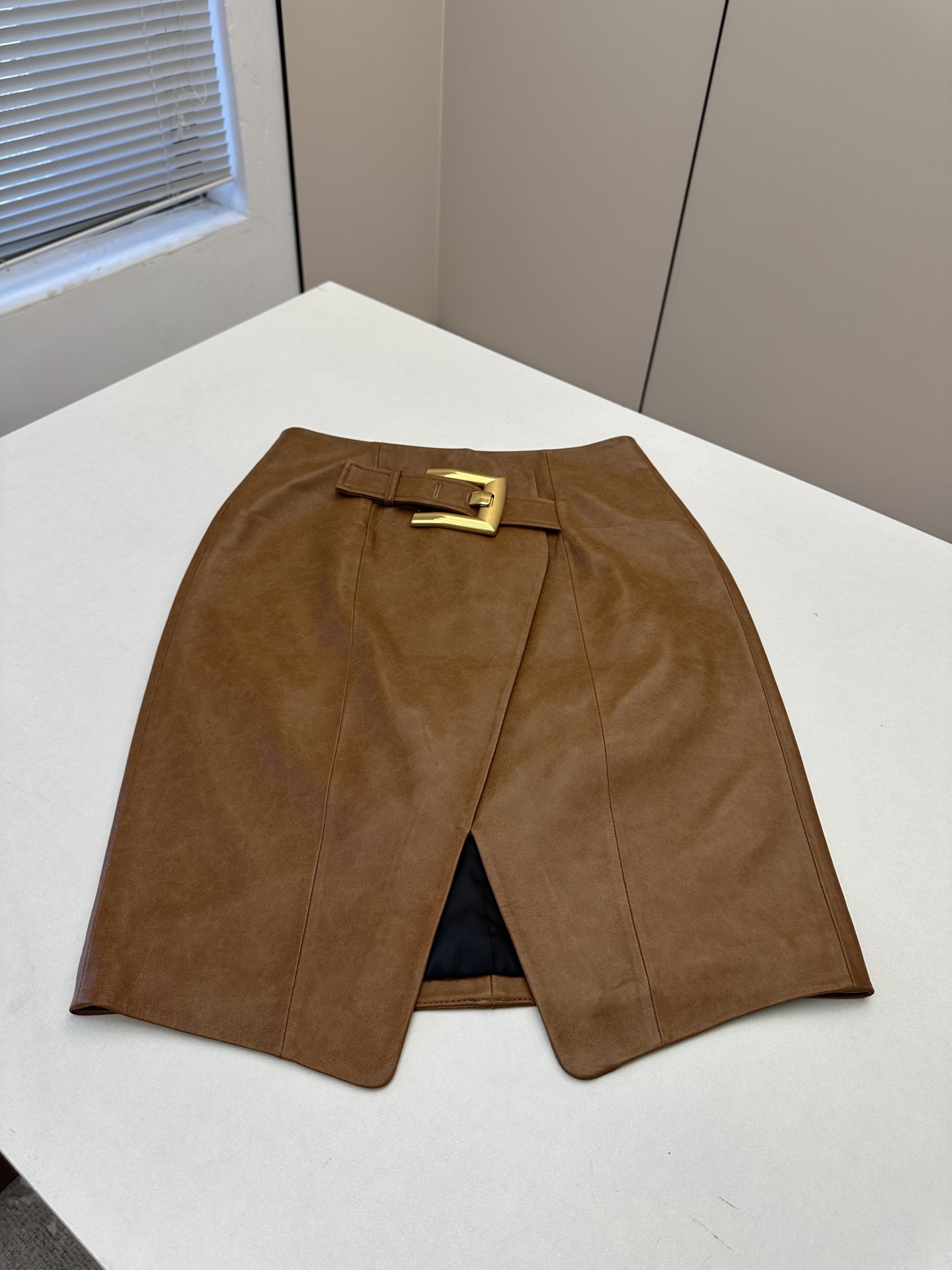 NO:892557,————BAL*MAIN Bal*MAIN ———— Top-quality imported lambskin leather skirt!  The original fashionable big gold buckle design is fashionable and advanced!  The version is super popular and I love the fashion style!  A domineering and elegant goddess!  The perfect fit and the upper body are hopelessly beautiful!  Handsome and capable!  The quality of workmanship depends on the details!  3 colors S-XL, Balmain-clothing, balmain, skirts, sheepskin,19860909—————BAL*MAIN巴尔*曼 ————— 顶级进口小羊皮真皮皮裙！原版时尚大金扣设计时髦又高级！版型超级大爱时装款！霸气十足的气质女神范！完美版型上身美到无可救药！帅气干练！做工品质看细节！ 3色S-XL,巴尔曼-服装,balmain,skirts,sheepskin,,Women's clothing