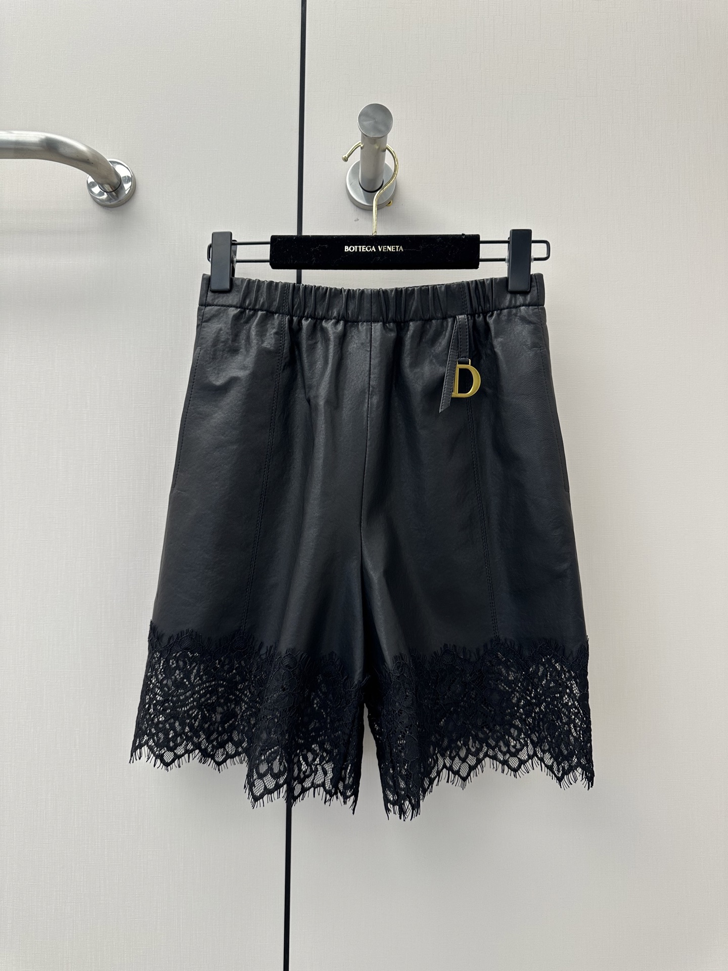 NO:902100,————Chirstian Dio*r———— 2026 early spring new product The best leather skirt item this season!  The waist is decorated with logo design hardware, and the style is versatile and fashionable!  - MATERIAL material - leather imported lambskin size S-XL, Dior-clothing, dior, dior, skirts, sheepskin,19860909—————Chirstian Dio*r———— 2026早春新品 本季度最佳皮裙单品！腰间运用Logo设计五金装饰,版型不挑人百搭又时髦！ - MATERIAL 材质 - 皮面进口小羊皮 size Ｓ-XL,迪奥-服装,dior,dior,skirts,sheepskin,,Women's clothing
