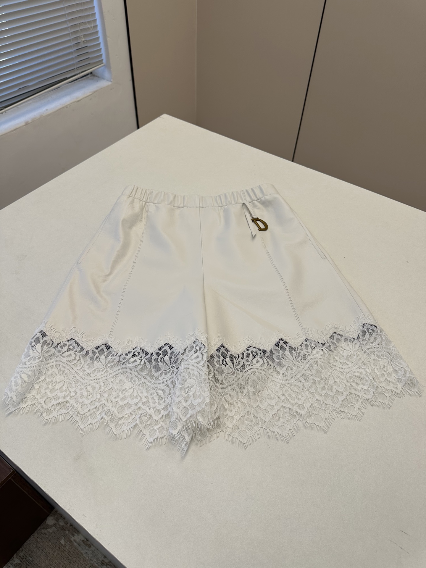 NO:892574,————Chirstian Dio*r———— 2026 early spring new product The best leather skirt item this season!  The waist is decorated with logo design hardware, and the style is versatile and fashionable!  - MATERIAL material - leather imported lambskin size S-XL, Dior-clothing, dior, dior, skirts, sheepskin,19860909—————Chirstian Dio*r———— 2026早春新品 本季度最佳皮裙单品！腰间运用Logo设计五金装饰,版型不挑人百搭又时髦！ - MATERIAL 材质 - 皮面进口小羊皮 size Ｓ-XL,迪奥-服装,dior,dior,skirts,sheepskin,,Women's clothing