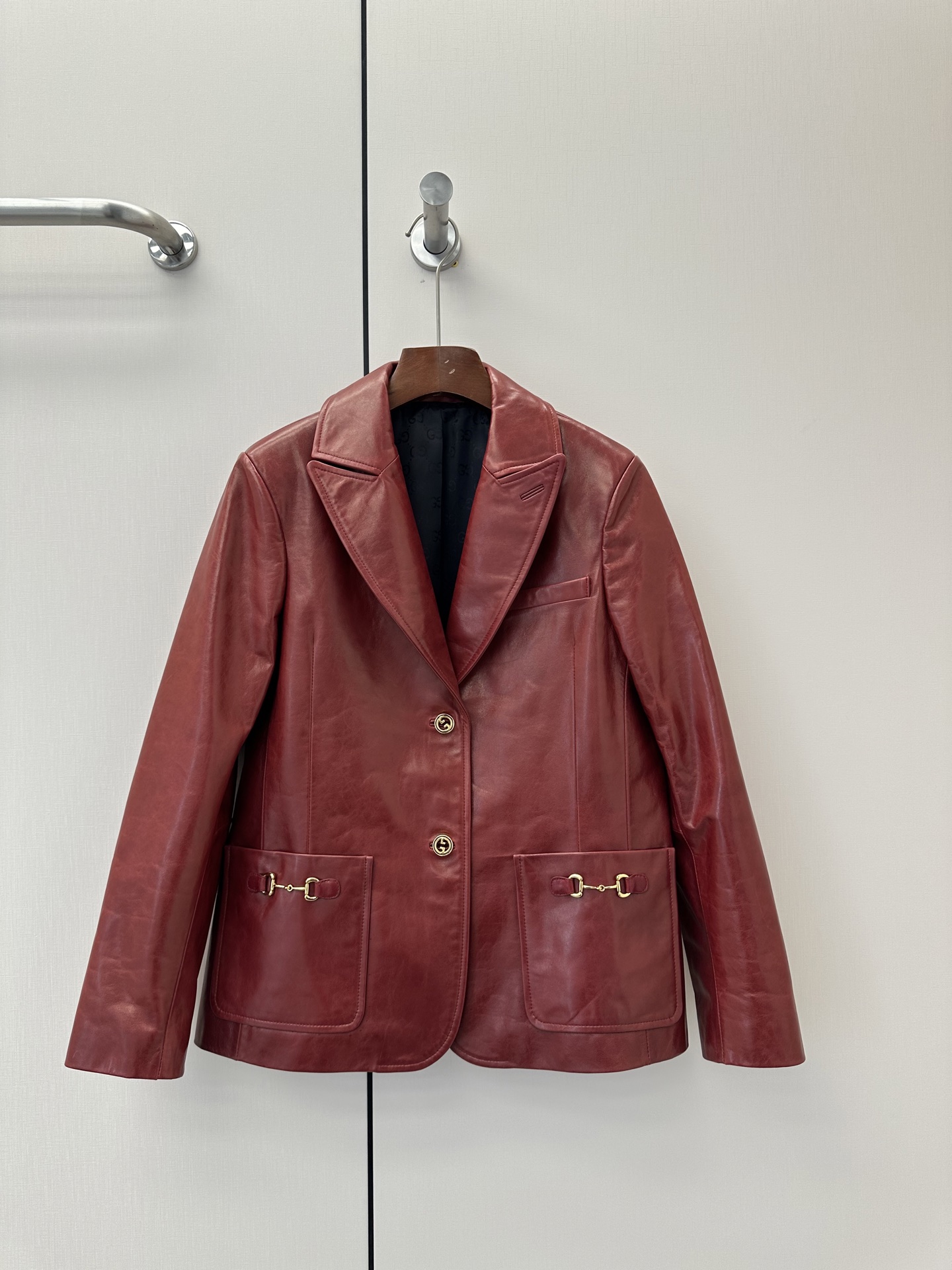NO:901211,# Genuine leather suit suit with original customized hardware and accessories. Made of oil-waxed leather imported from New Zealand. Sizes S, M, L, XL. Brand Story Guccl  (Gucci) is a fashion luxury brand originating from Italy and one of the global luxury brands. It was founded by Guccio Gucci in Florence, Italy in 1919. Gucci's products include fashion, leather goods, leather shoes, watches, ties, scarves, perfumes, household products and pet products, etc. It is famous for its unique creativity and innovation, as well as exquisite Italian craftsmanship. CUCCI brand fashion has always been famous for its high-end, luxury and sexy, Gucci - clothing, gucci, gucci, business  suits,ties,19860909# 真皮气质西装套装原版定制五金辅料 采用新西兰进口油蜡皮料 尺码S,M,L,XL 品牌故事 Guccl (古驰)是源于意大利的时装奢饰品牌,是全球奢侈品品牌之一.由古驰奥-古驰在19于意大利佛罗伦萨创办.古驰的产品包括时装、皮具、皮鞋、手表、领带、丝巾、香水、家居用品及宠物用品等,借由其独特的创意和革新,以及精湛的意大利工艺闻名于世. CUcCI 品牌时装一向以高档、豪华、性感而闻名于世,古驰-服装,gucci,gucci,business suit,ties,,Women's clothing