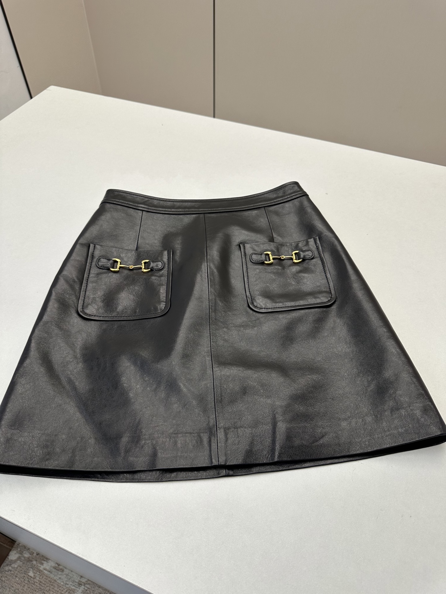 NO:892161,# Genuine leather suit suit with original customized hardware and accessories. Made of oil-waxed leather imported from New Zealand. Sizes S, M, L, XL. Brand Story Guccl  (Gucci) is a fashion luxury brand originating from Italy and one of the global luxury brands. It was founded by Guccio Gucci in Florence, Italy in 1919. Gucci's products include fashion, leather goods, leather shoes, watches, ties, scarves, perfumes, household products and pet products, etc. It is famous for its unique creativity and innovation, as well as exquisite Italian craftsmanship. CUCCI brand fashion has always been famous for its high-end, luxury and sexy, Gucci - clothing, gucci, gucci, business  suits,ties,19860909# 真皮气质西装套装原版定制五金辅料 采用新西兰进口油蜡皮料 尺码S,M,L,XL 品牌故事 Guccl (古驰)是源于意大利的时装奢饰品牌,是全球奢侈品品牌之一.由古驰奥-古驰在19于意大利佛罗伦萨创办.古驰的产品包括时装、皮具、皮鞋、手表、领带、丝巾、香水、家居用品及宠物用品等,借由其独特的创意和革新,以及精湛的意大利工艺闻名于世. CUcCI 品牌时装一向以高档、豪华、性感而闻名于世,古驰-服装,gucci,gucci,business suit,ties,,Women's clothing