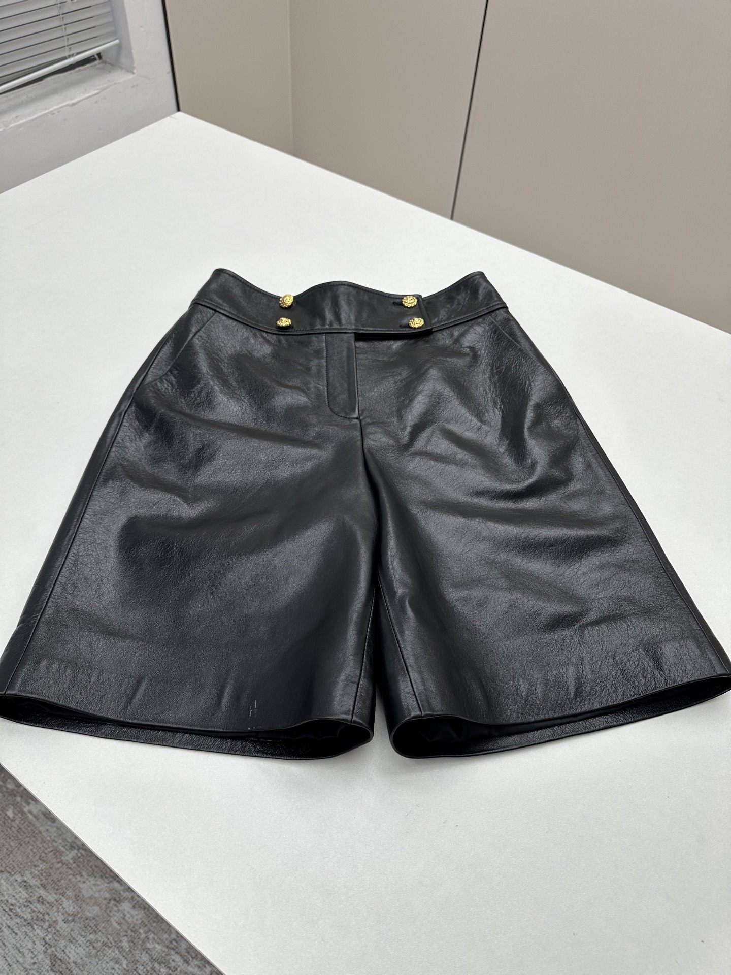 NO:901042,Introduction to Chan*l | 2026 Autumn and Winter New Products The best leather pants of the season!  The classic slimming silhouette is versatile and fashionable!  - MATERIAL material - leather imported lambskin size S- XL, Chanel-clothing, chanel, chanel, sheepskin,19860909Chan*l简介｜2026秋冬新品 本季度最佳气质皮裤！经典显瘦版型不挑人百搭又时髦！ - MATERIAL 材质 - 皮面进口小羊皮 size Ｓ- XL,香奈儿-服装,chanel,chanel,sheepskin,,Women's clothing