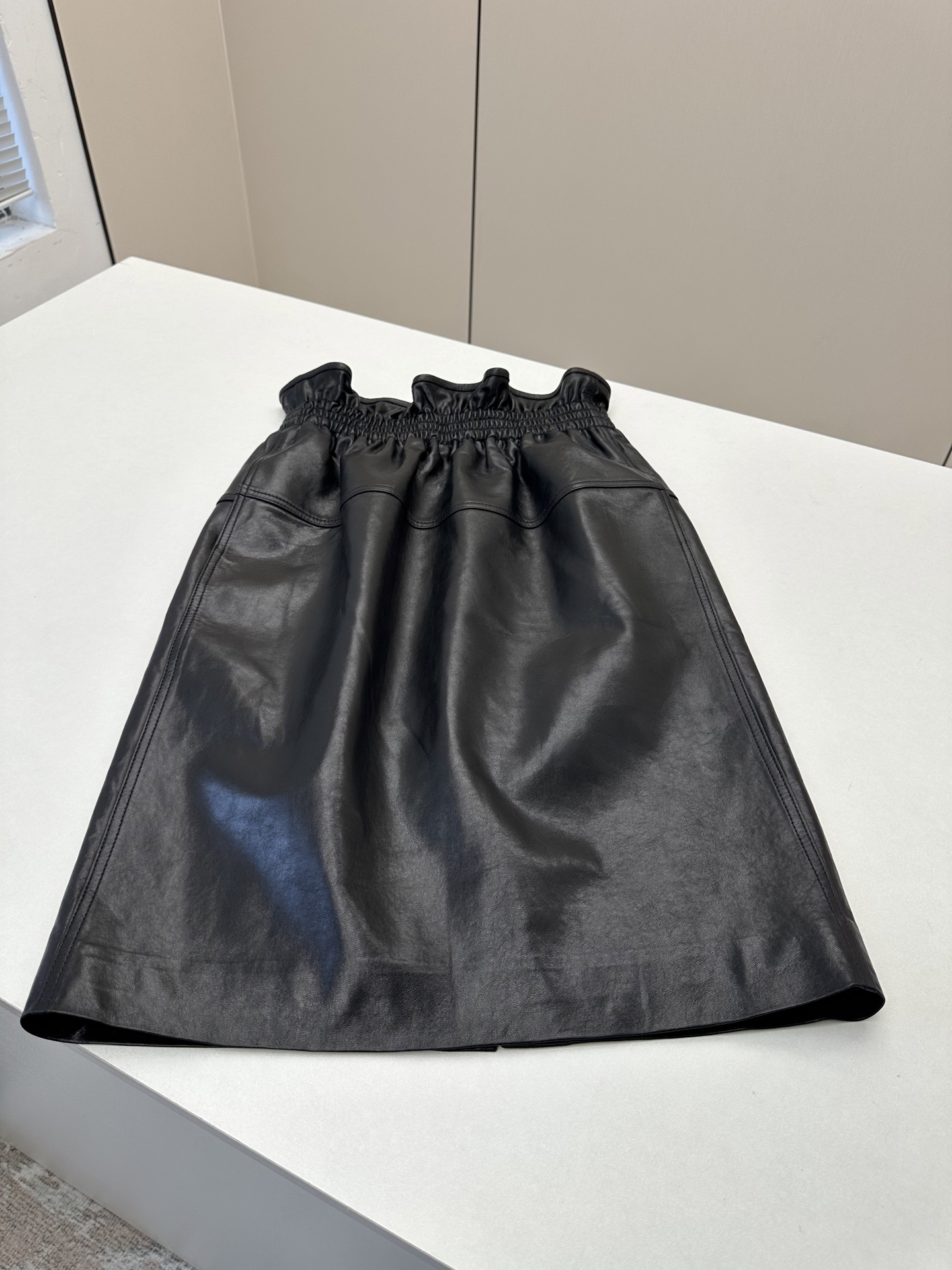 NO:900331,——Saint Laurent ————Imported original lambskin, the most outstanding leather skirt this year!  2026 Spring New Products Leather Look at the Details!  Stylish and classy!  3 colors, exquisite workmanship and high quality!  The version is not picky, fashionable and versatile. Sizes S-XL, saint laurent-clothing, saint laurent, saint laurent, skirts, sheepskin,19860909————Saint Laurent 圣罗兰 ———— 进口原版小羊皮 今年最出彩的皮裙！ 2026春季新品 皮质看细节！时髦且有档次！3色 做工细腻高级！版型不挑人 时髦且百搭 尺码S-XL,圣罗兰-服装,saint laurent,saint laurent,skirts,sheepskin,,Women's clothing