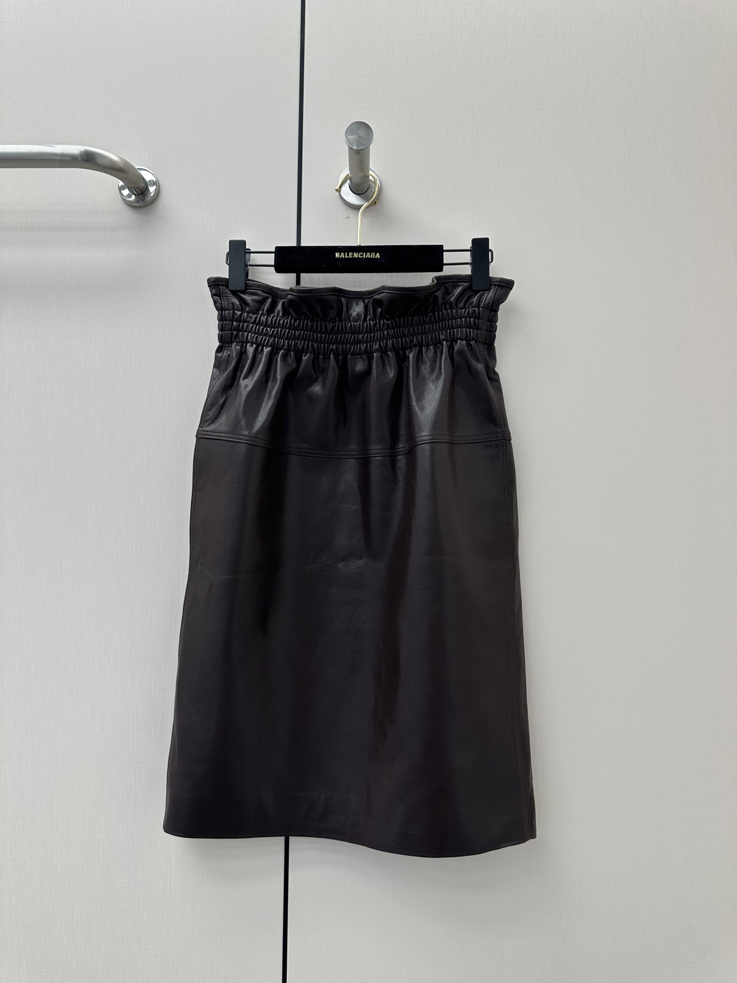 NO:900338,——Saint Laurent ————Imported original lambskin, the most outstanding leather skirt this year!  2026 Spring New Products Leather Look at the Details!  Stylish and classy!  3 colors, exquisite workmanship and high quality!  The version is not picky, fashionable and versatile. Sizes S-XL, saint laurent-clothing, saint laurent, saint laurent, skirts, sheepskin,19860909————Saint Laurent 圣罗兰 ———— 进口原版小羊皮 今年最出彩的皮裙！ 2026春季新品 皮质看细节！时髦且有档次！3色 做工细腻高级！版型不挑人 时髦且百搭 尺码S-XL,圣罗兰-服装,saint laurent,saint laurent,skirts,sheepskin,,Women's clothing