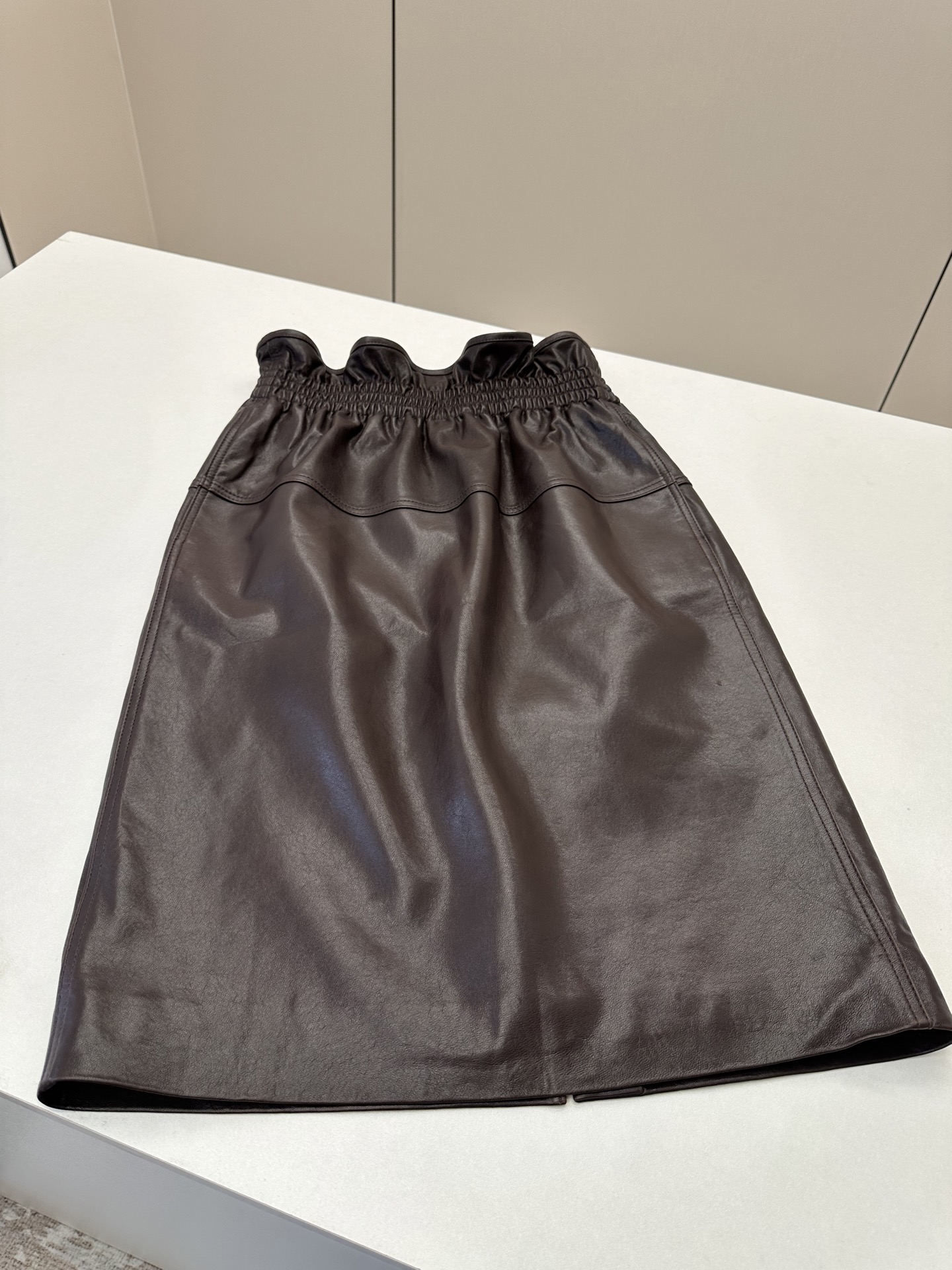 NO:900345,——Saint Laurent ————Imported original lambskin, the most outstanding leather skirt this year!  2026 Spring New Products Leather Look at the Details!  Stylish and classy!  3 colors, exquisite workmanship and high quality!  The version is not picky, fashionable and versatile. Sizes S-XL, saint laurent-clothing, saint laurent, saint laurent, skirts, sheepskin,19860909————Saint Laurent 圣罗兰 ———— 进口原版小羊皮 今年最出彩的皮裙！ 2026春季新品 皮质看细节！时髦且有档次！3色 做工细腻高级！版型不挑人 时髦且百搭 尺码S-XL,圣罗兰-服装,saint laurent,saint laurent,skirts,sheepskin,,Women's clothing