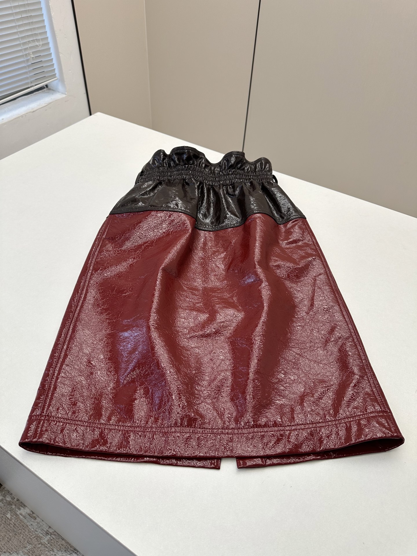 NO:900358,——Saint Laurent ————Imported original lambskin, the most outstanding leather skirt this year!  2026 Spring New Products Leather Look at the Details!  Stylish and classy!  3 colors, exquisite workmanship and high quality!  The version is not picky, fashionable and versatile. Sizes S-XL, saint laurent-clothing, saint laurent, saint laurent, skirts, sheepskin,19860909————Saint Laurent 圣罗兰 ———— 进口原版小羊皮 今年最出彩的皮裙！ 2026春季新品 皮质看细节！时髦且有档次！3色 做工细腻高级！版型不挑人 时髦且百搭 尺码S-XL,圣罗兰-服装,saint laurent,saint laurent,skirts,sheepskin,,Women's clothing