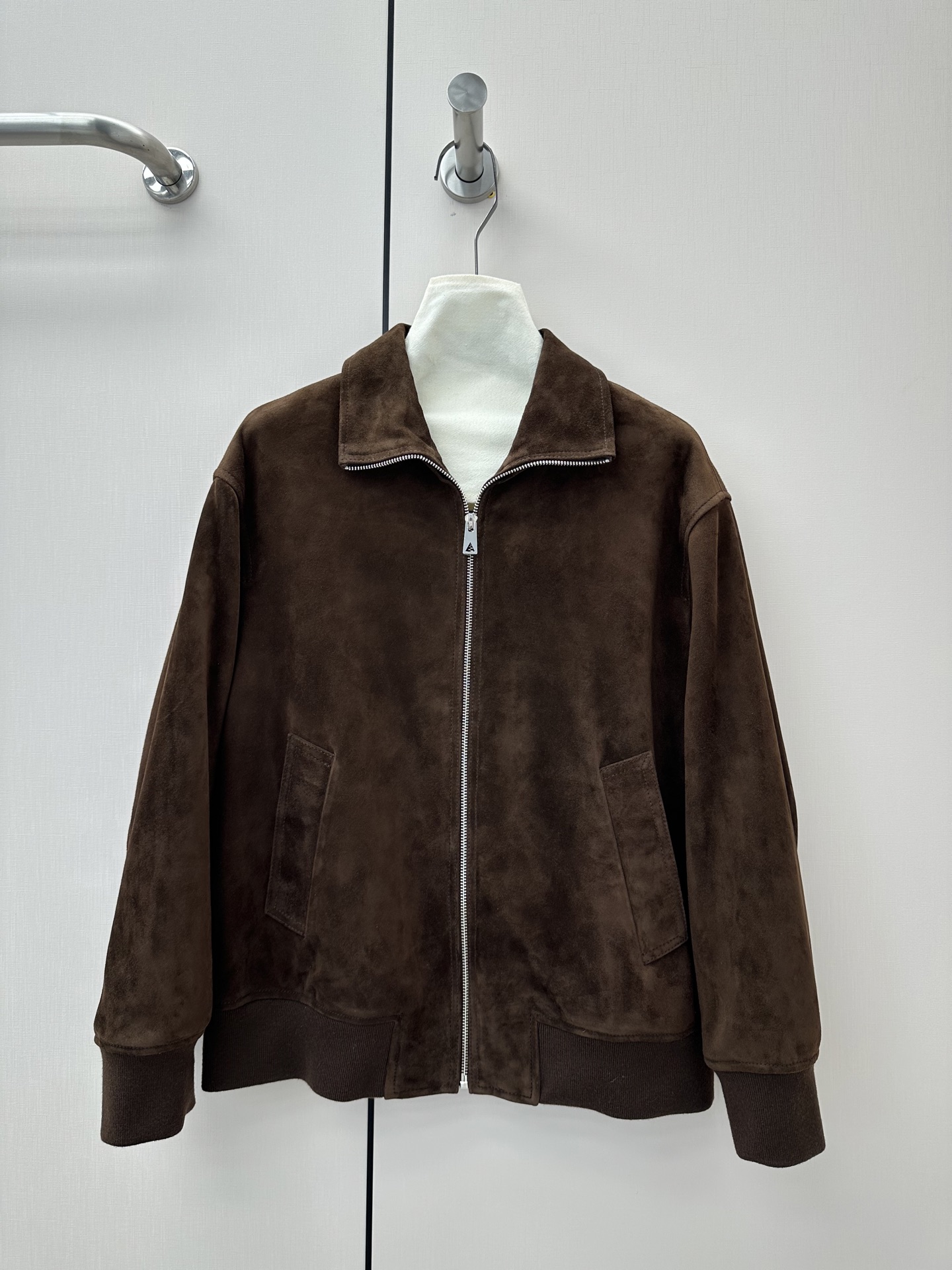 NO:929448,Introduction to BottegaVeneta BV | 2026 Autumn and Winter New Products This season’s best leather items!  Original custom-made, sweet and cool retro style, easy-to-match and fashionable version!  Very distinctive!  - MATERIAL material - leather surface imported mixed sheep suede leather size S- XL, Bottega Veneta-clothing,bottega veneta,bottega veneta,bottega veneta,leather jacket,19860909BottegaVeneta BV简介｜2026秋冬新品 本季度最佳皮衣单品！原版订制 甜酷风复古气质,版型不挑人百搭又时髦！ 非常有特点！ - MATERIAL 材质 - 皮面进口混种羊反绒皮 sizeＳ- XL,葆蝶家-服装,bottega veneta,bottega veneta,bottega veneta,leather jacket,,Women's clothing