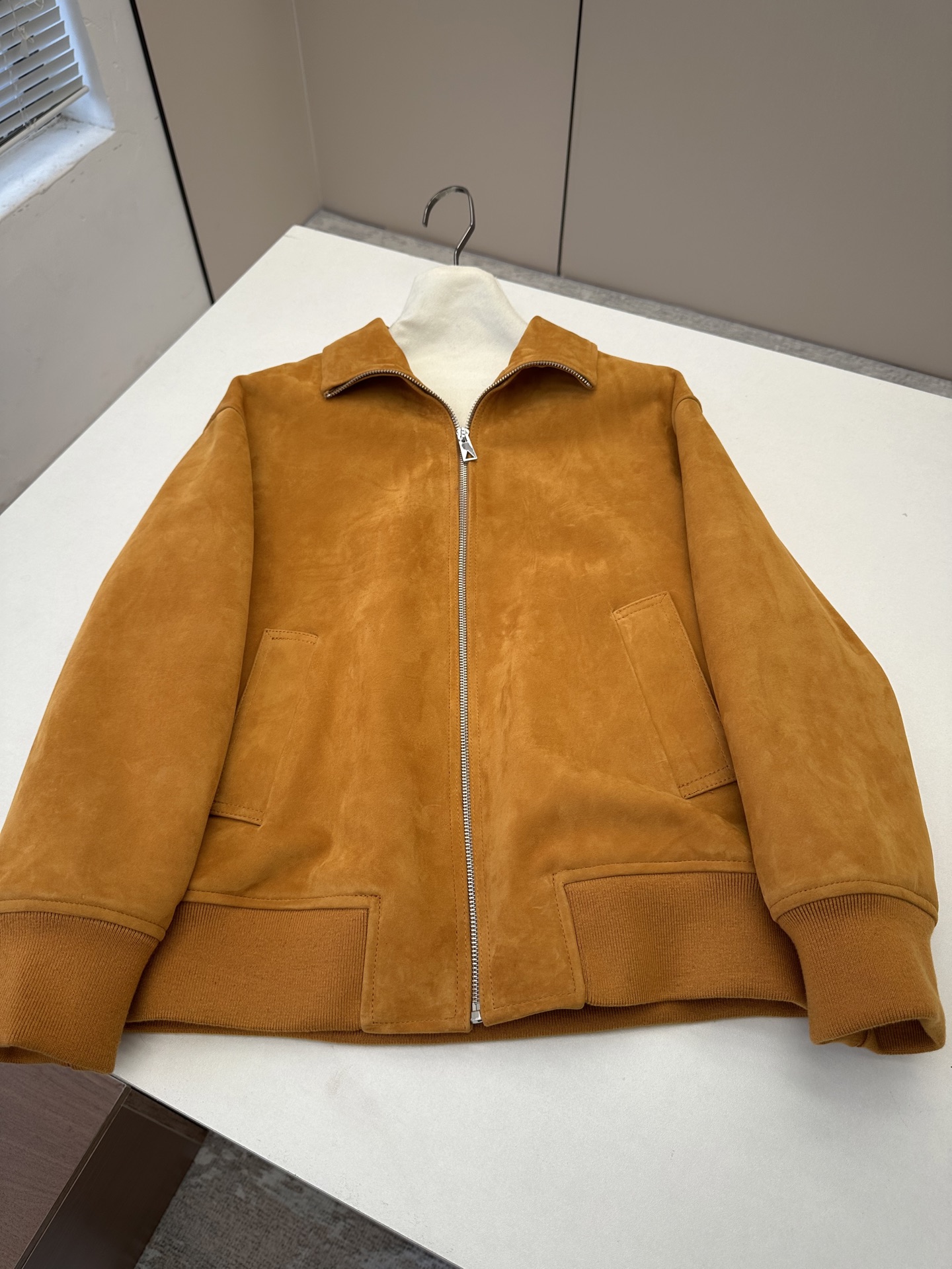 NO:900350,Introduction to BottegaVeneta BV | 2026 Autumn and Winter New Products This season’s best leather items!  Original custom-made, sweet and cool retro style, easy-to-match and fashionable version!  Very distinctive!  - MATERIAL material - leather surface imported mixed sheep suede leather size S- XL, Bottega Veneta-clothing,bottega veneta,bottega veneta,bottega veneta,leather jacket,19860909BottegaVeneta BV简介｜2026秋冬新品 本季度最佳皮衣单品！原版订制 甜酷风复古气质,版型不挑人百搭又时髦！ 非常有特点！ - MATERIAL 材质 - 皮面进口混种羊反绒皮 sizeＳ- XL,葆蝶家-服装,bottega veneta,bottega veneta,bottega veneta,leather jacket,,Women's clothing
