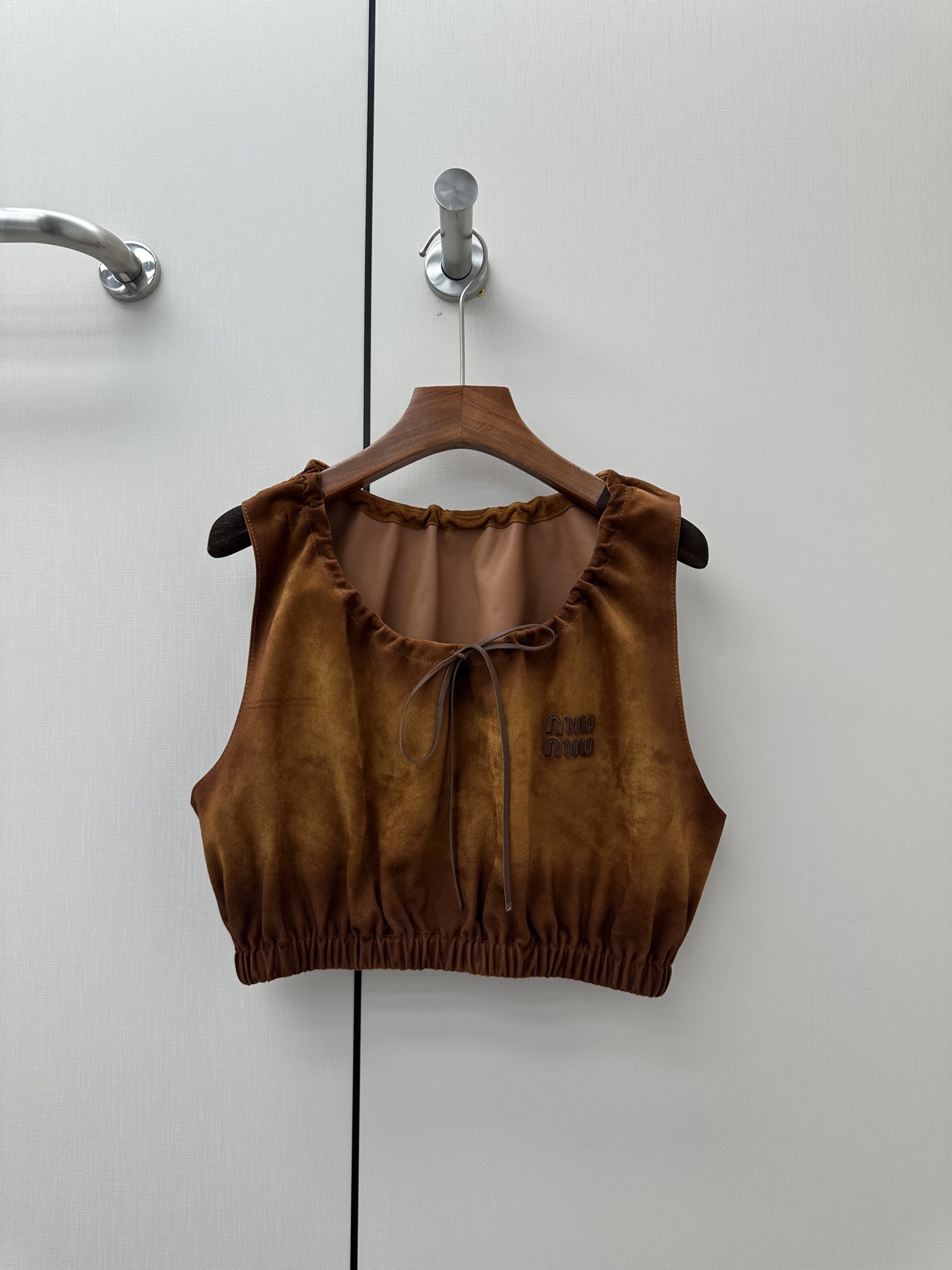 NO:929458,————MiuMiu—————— 2026 autumn and winter new leather jacket suit series. The best outerwear item this season!  Original custom-made, sweet and cool retro style, easy-to-match and fashionable version!  - MATERIAL - Fabric imported from South Africa goat suede sheepskin sizeS-XL, Miumiu-clothing, miumiu, jackets & coats, leather jacket, sheepskin,19860909——————MiuMiu—————— 2026秋冬新品新款皮衣套装系列.本季度最佳外套单品！原版订制 甜酷风复古气质,版型不挑人百搭又时髦！ - MATERIAL 材质 - 面料进口南非山羊反绒羊皮 sizeS-XL,缪缪-服装,miumiu,jackets & coats,leather jacket,sheepskin,,Women's clothing