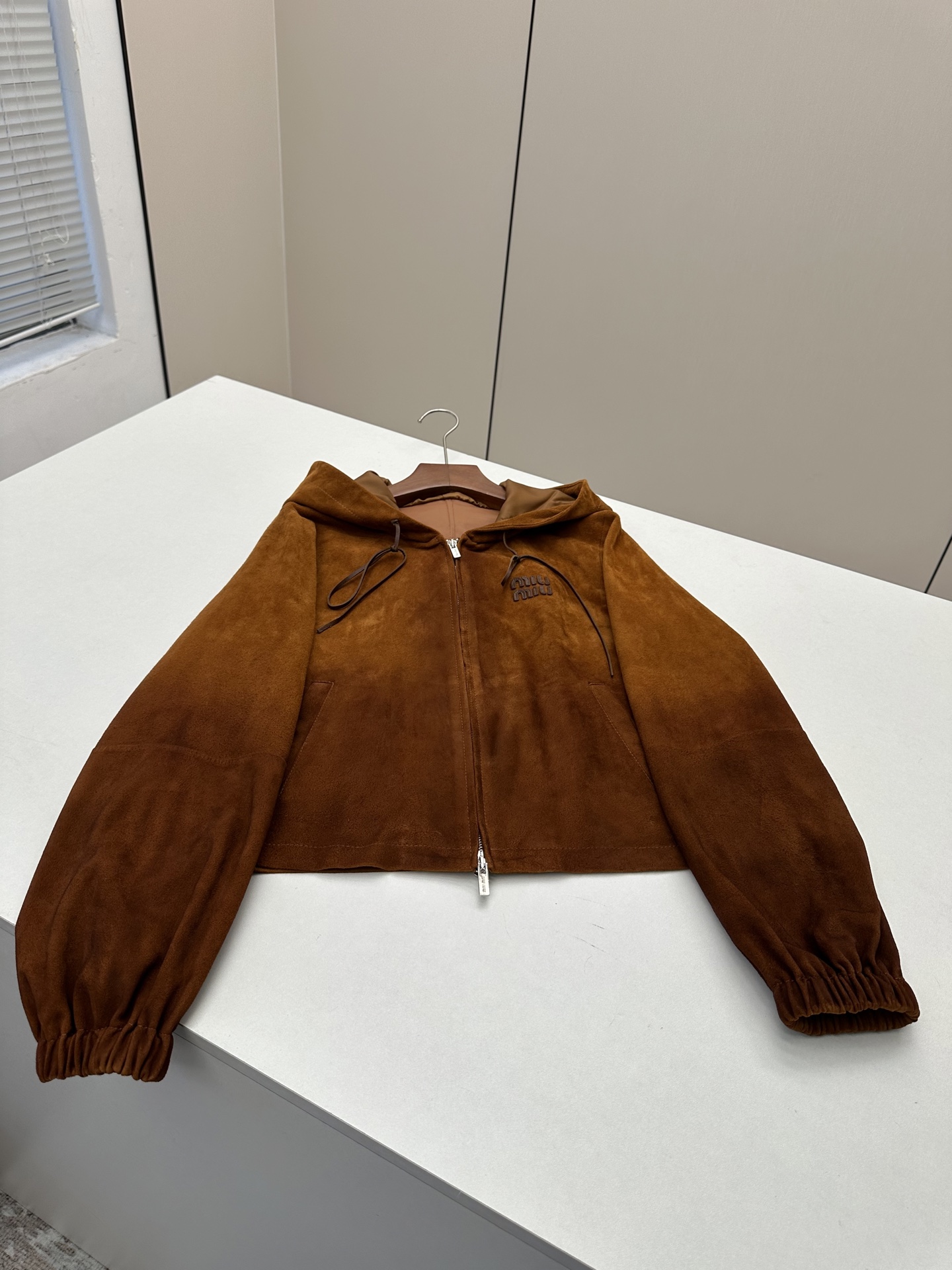 NO:900344,————MiuMiu—————— 2026 autumn and winter new leather jacket suit series. The best outerwear item this season!  Original custom-made, sweet and cool retro style, easy-to-match and fashionable version!  - MATERIAL - Fabric imported from South Africa goat suede sheepskin sizeS-XL, Miumiu-clothing, miumiu, jackets & coats, leather jacket, sheepskin,19860909——————MiuMiu—————— 2026秋冬新品新款皮衣套装系列.本季度最佳外套单品！原版订制 甜酷风复古气质,版型不挑人百搭又时髦！ - MATERIAL 材质 - 面料进口南非山羊反绒羊皮 sizeS-XL,缪缪-服装,miumiu,jackets & coats,leather jacket,sheepskin,,Women's clothing