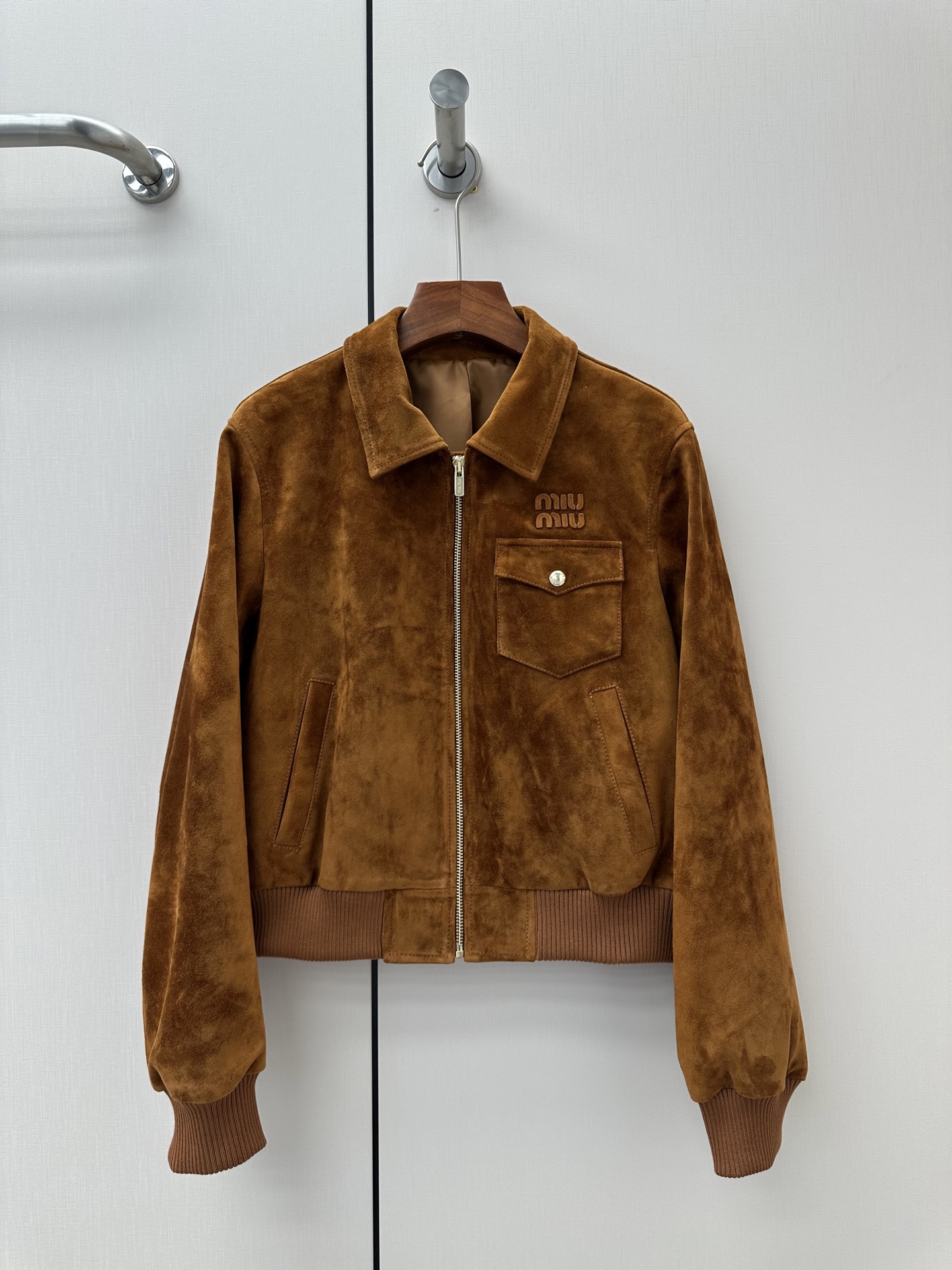 NO:931523,————MiuMiu—————— 2026 autumn and winter new leather jacket suit series. The best outerwear item this season!  Original custom-made, sweet and cool retro style, easy-to-match and fashionable version!  - MATERIAL - Fabric imported from South Africa goat suede sheepskin sizeS-XL, Miumiu-clothing, miumiu, jackets & coats, leather jacket, sheepskin,19860909——————MiuMiu—————— 2026秋冬新品新款皮衣套装系列.本季度最佳外套单品！原版订制 甜酷风复古气质,版型不挑人百搭又时髦！ - MATERIAL 材质 - 面料进口南非山羊反绒羊皮 sizeS-XL,缪缪-服装,miumiu,jackets & coats,leather jacket,sheepskin,,Women's clothing