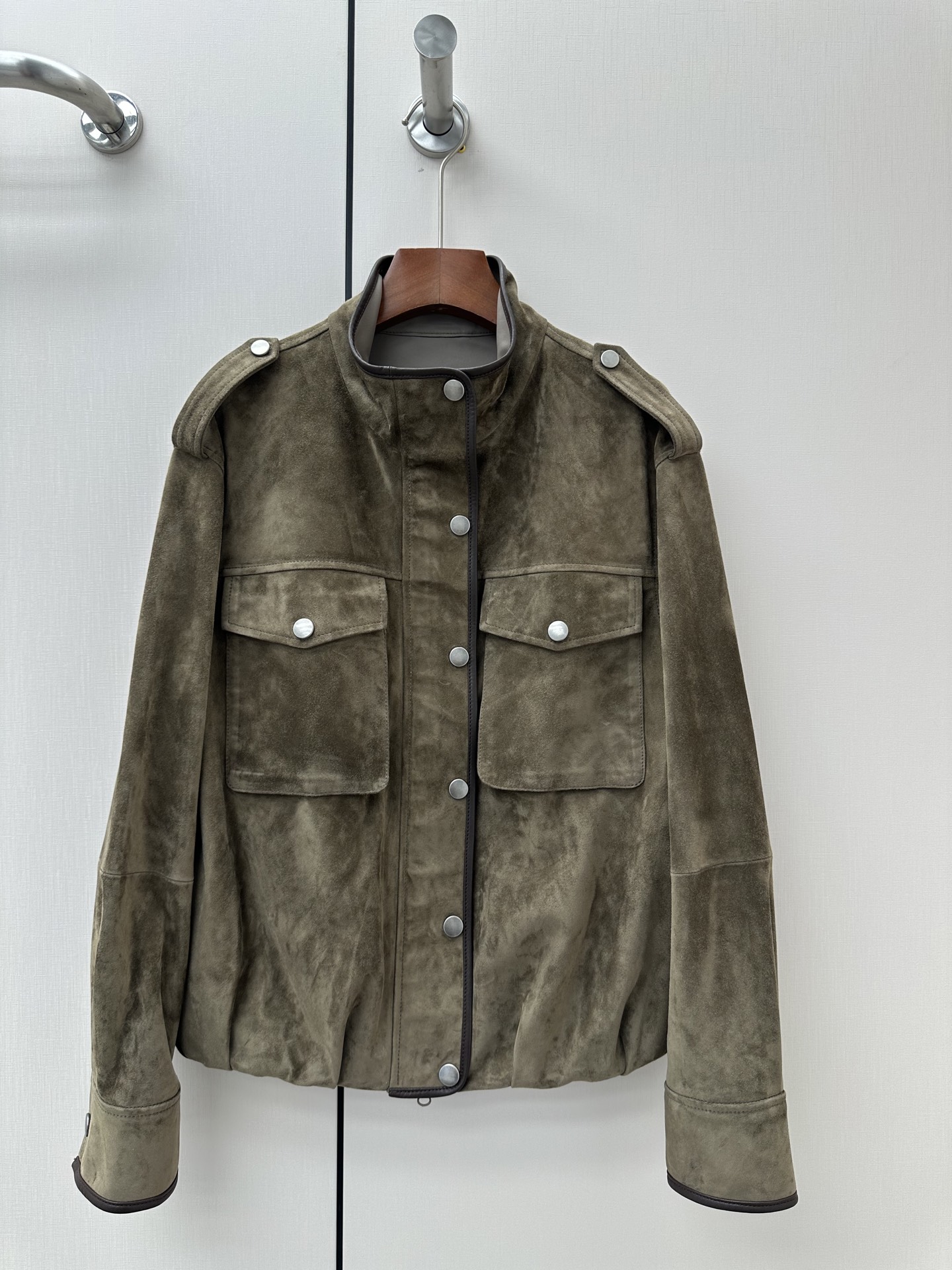 NO:931513,————Brunello Cucinelli———— 2026 autumn and winter new products, flash sale ordinary version on the market!  The back of the leather jacket adopts high-end transfer technology and is decorated with customized BC bead chains. It is noble and elegant, super cool and not bloated!  Super love!  Perfect workmanship quality depends on the details!  Material imported first-layer mixed sheep suede, three colors available, sizes S-XL, men's and women's clothing, brunello cucinelli, leather jacket,19860909————Brunello Cucinelli———— 2026秋冬新品,秒杀市场普通版本！皮衣反面采用高端移膜工艺,采用定制BC 珠链装饰,高贵又优雅,超炫酷拒绝臃肿！超级大爱！完美做工品质看细节！ 材料进口头层混种羊反绒 颜色三色可选 尺码S-XL,男装女装,brunello cucinelli,leather jacket,,Women's clothing