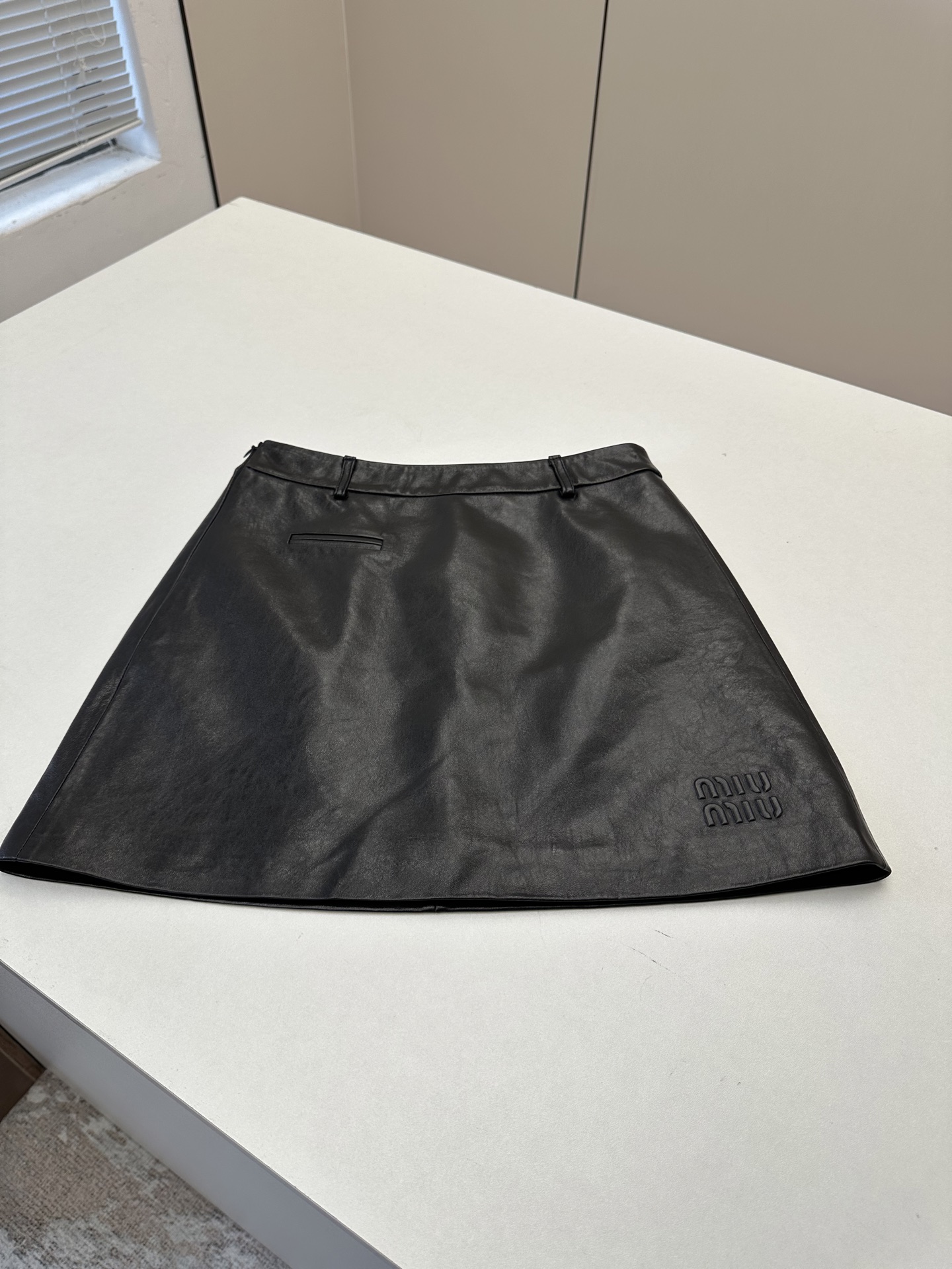 NO:931147,————MiuMiu—————— 2026 autumn and winter new leather skirt, the best item of this season!  Original custom-made, sweet and cool retro style, easy-to-match and fashionable version!  - MATERIAL - Fabric imported lambskin sizeS-XL, Miumiu-clothing, miumiu, skirts, sheepskin,19860909——————MiuMiu—————— 2026秋冬新品新款皮裙 本季度最佳单品！原版订制 甜酷风复古气质,版型不挑人百搭又时髦！ - MATERIAL 材质 - 面料进口小羊皮 sizeS-XL,缪缪-服装,miumiu,skirts,sheepskin,,Women's clothing