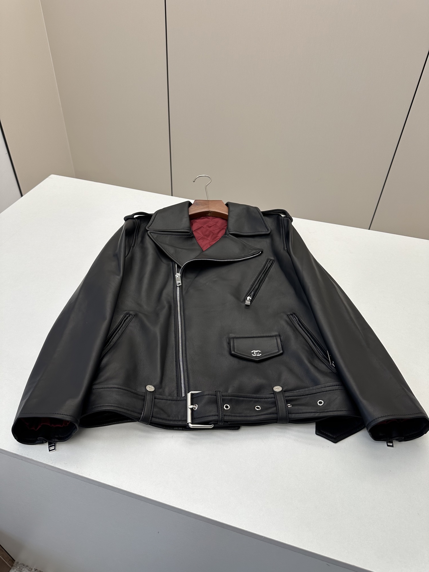 NO:932252,Introduction to Chan*l | 2026 Autumn and Winter New Products This season’s best heavy-duty haute couture handmade sheepskin jacket!  The classic slimming silhouette is versatile and fashionable!  - MATERIAL Material - leather imported lambskin size S- XL, Chanel-clothing, chanel, chanel, jackets & coats, sheepskin,19860909Chan*l简介｜2026秋冬新品 本季度最佳重工高定手工坊羊皮外套！经典显瘦版型不挑人百搭又时髦！ - MATERIAL 材质 - 皮面进口小羊皮 size Ｓ- XL,香奈儿-服装,chanel,chanel,jackets & coats,sheepskin,,Women's clothing