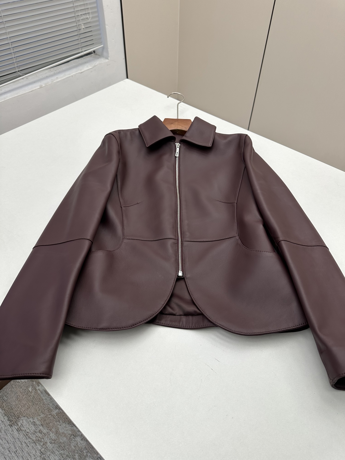 NO:941462,━━━━ ●Herme*● ━━━━ Hermès 2026 Autumn and Winter New Style Super Fried Leather Jacket. The details of the entire leather jacket are made of imported lambskin, oil edge craftsmanship, delicate and soft texture, smooth and delicate lines. Simplicity and elegance bring visual focus, symbolizing purity without being defined. Luxurious high-end quality!  S- XL,Hermes-clothing,hermes,hermes,leather jacket,sheepskin,19860909━━━━ ●Herme*● ━━━━ 爱马仕2026秋冬新款 超炸皮衣 整件皮衣细节选用进口小羊皮,油边工艺,细腻而柔软的质感,线条复流畅又细腻 简洁大方为带来视觉聚焦 象征纯澈而不被定义 奢华高端品质！ S- XL,爱马仕-服装,hermes,hermes,leather jacket,sheepskin,,Women's clothing